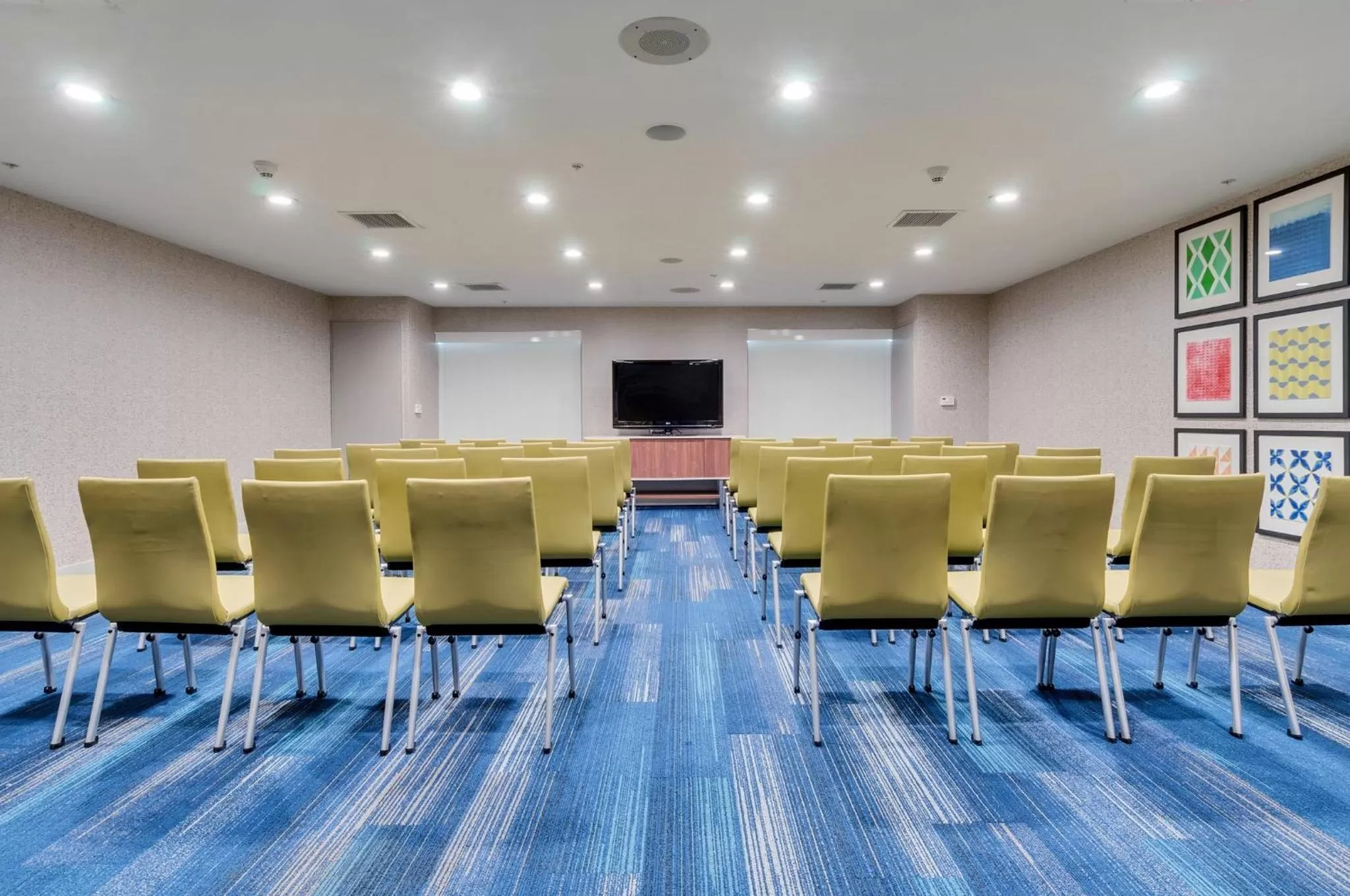 Meeting/conference room in Holiday Inn Express Hotel & Suites Lake Elsinore by IHG