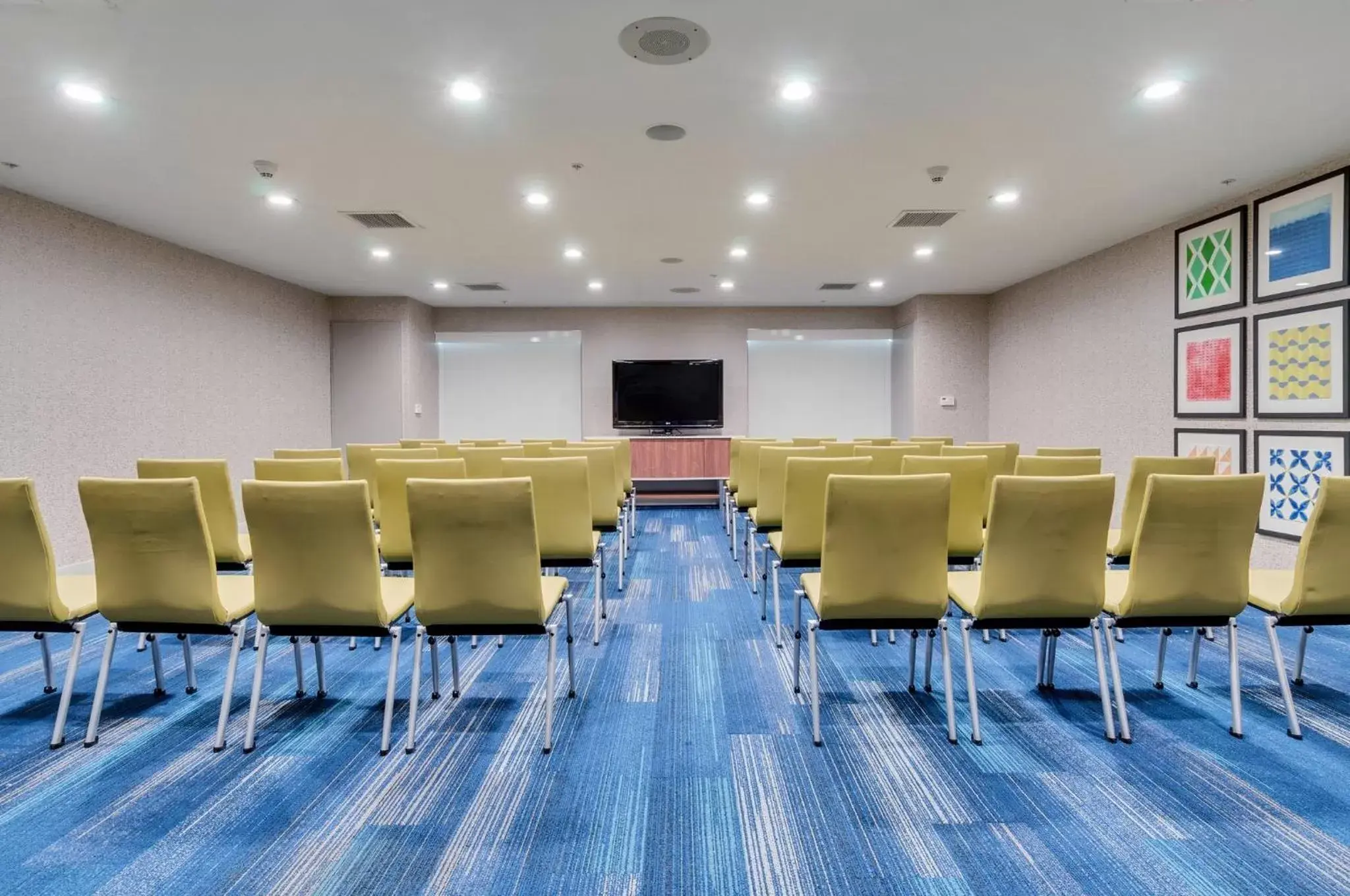 Meeting/conference room in Holiday Inn Express Hotel & Suites Lake Elsinore, an IHG Hotel