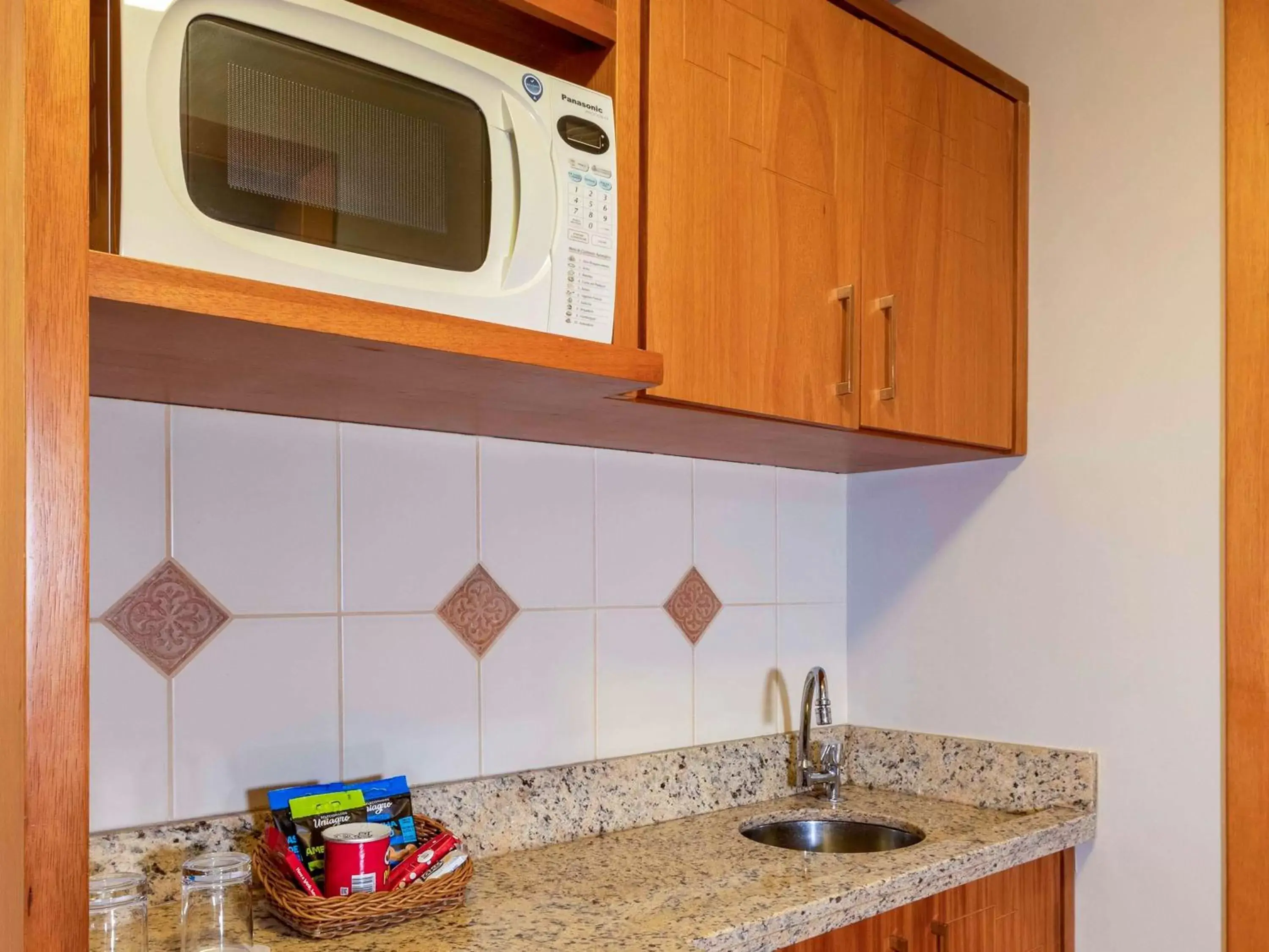 Photo of the whole room, Kitchen/Kitchenette in Mercure Florianópolis