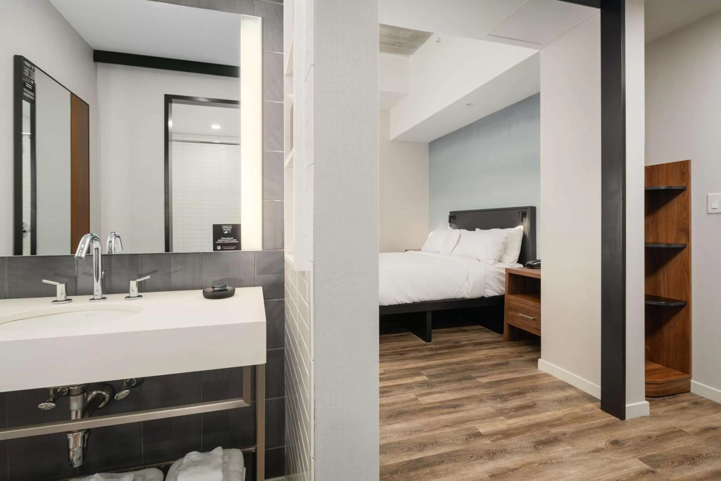 Bathroom, Bed in Motto by Hilton Philadelphia Rittenhouse Square