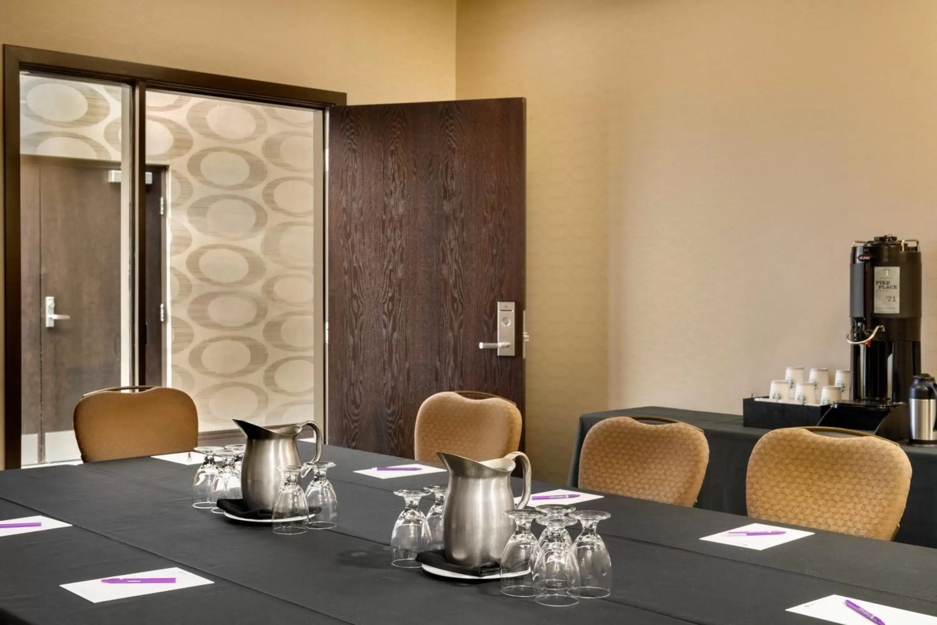 Meeting/conference room, Restaurant/Places to Eat in Coast Chilliwack Hotel by APA