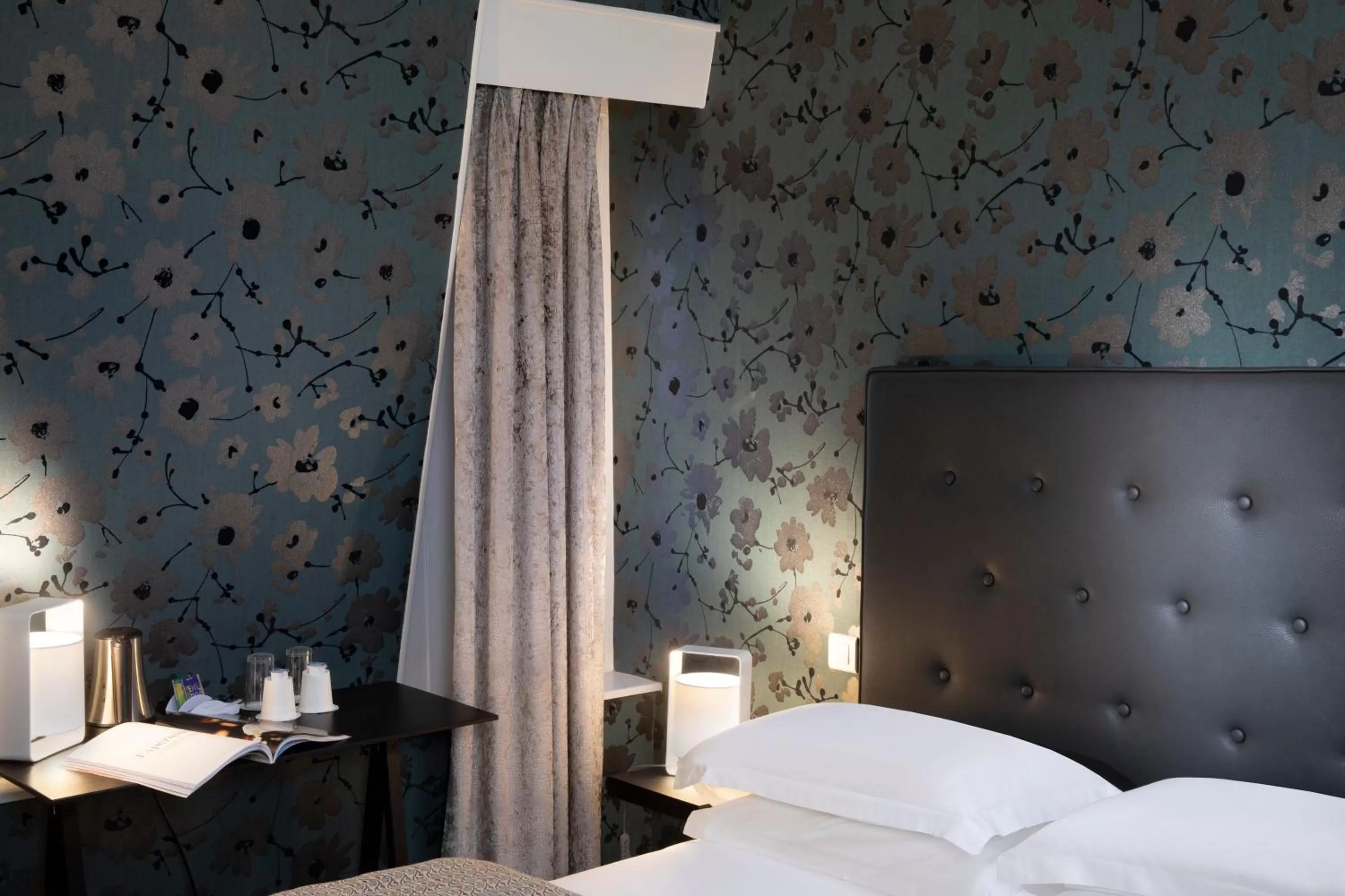 Coffee/tea facilities, Bed in Hôtel Plaza Étoile