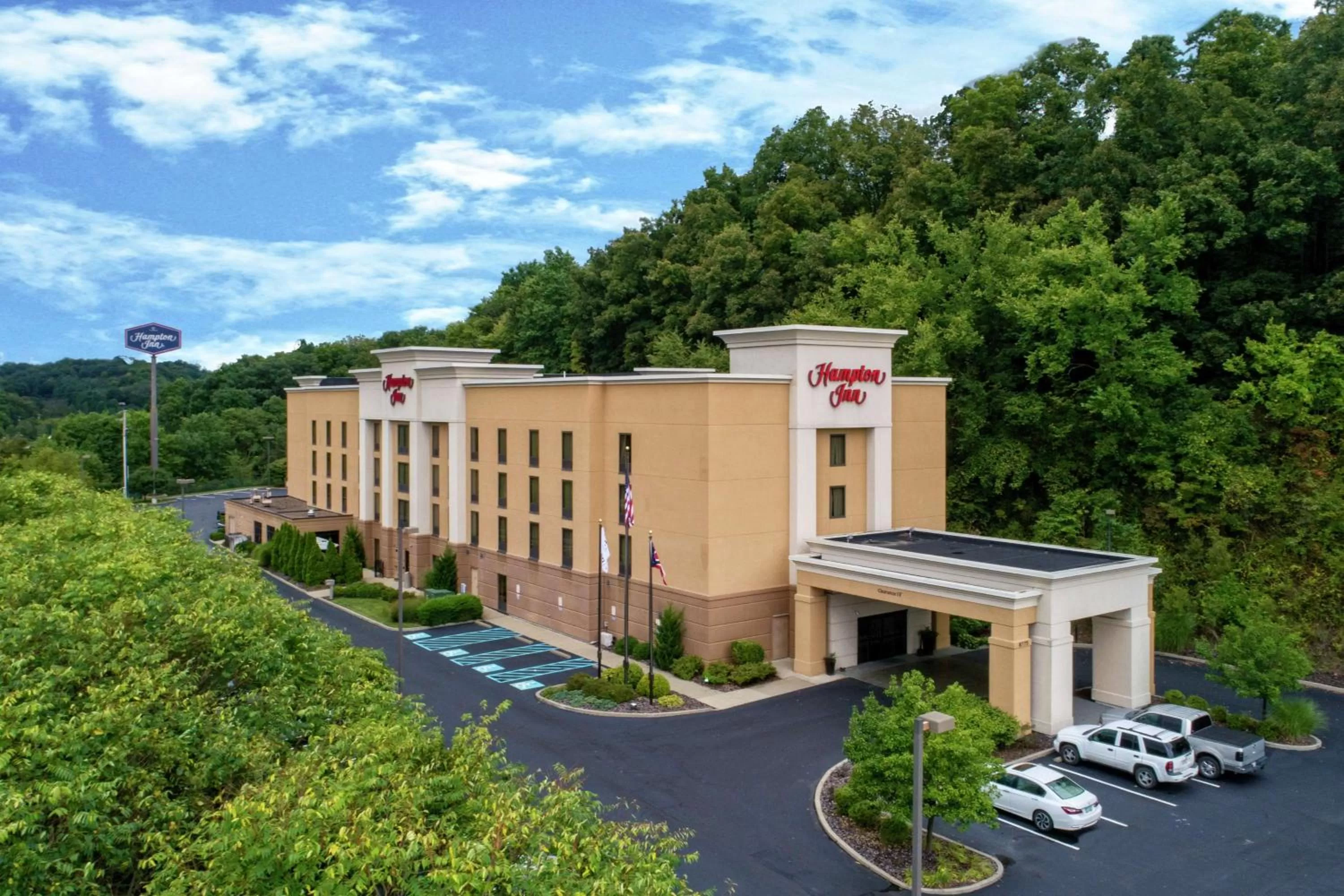 Property building in Hampton Inn Cambridge