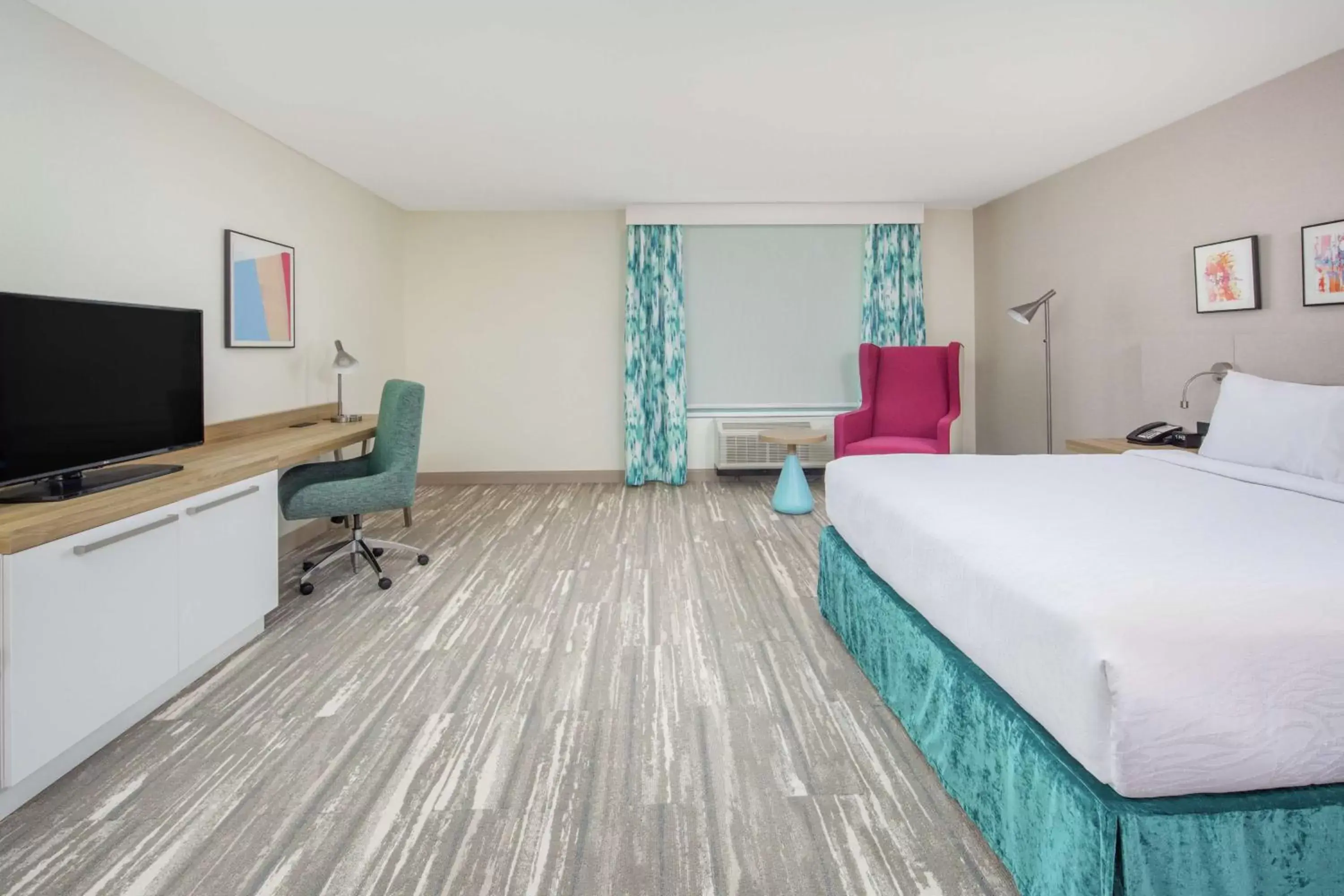 Bedroom, TV/Entertainment Center in Hilton Garden Inn Surprise Phoenix