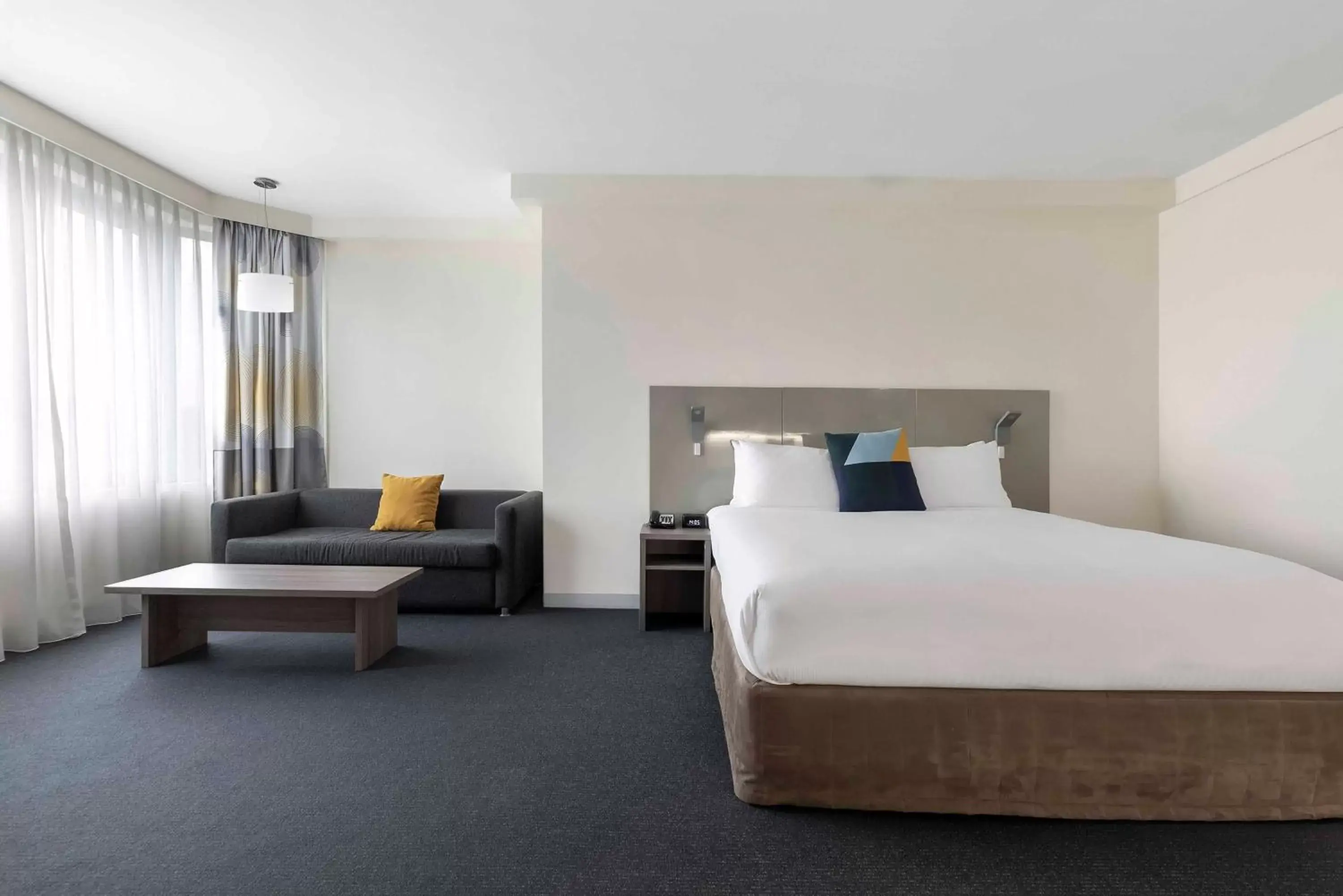 Bed in Novotel Sydney Central