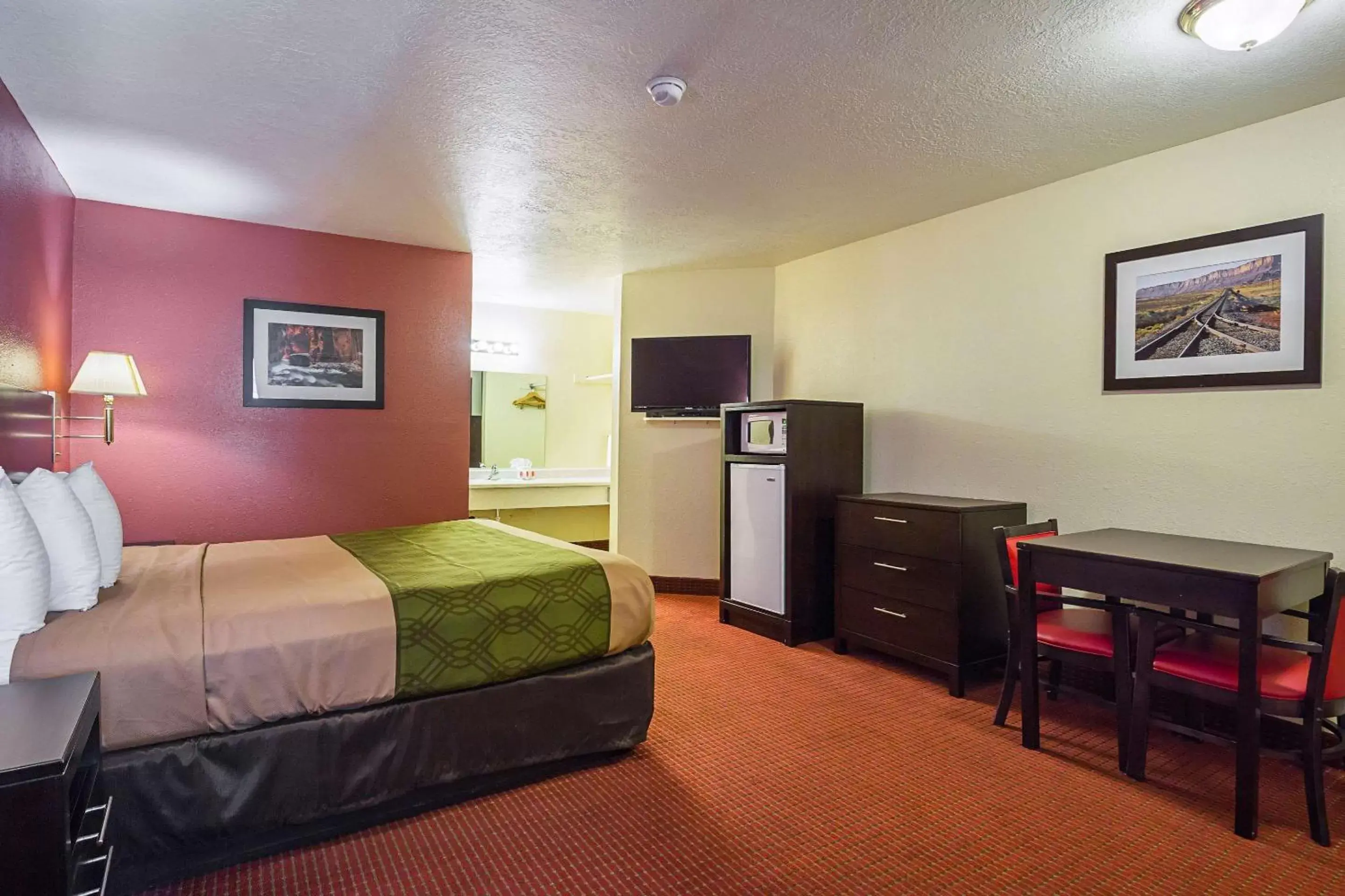 Photo of the whole room in Econo Lodge Hurricane - Zion National Park Area