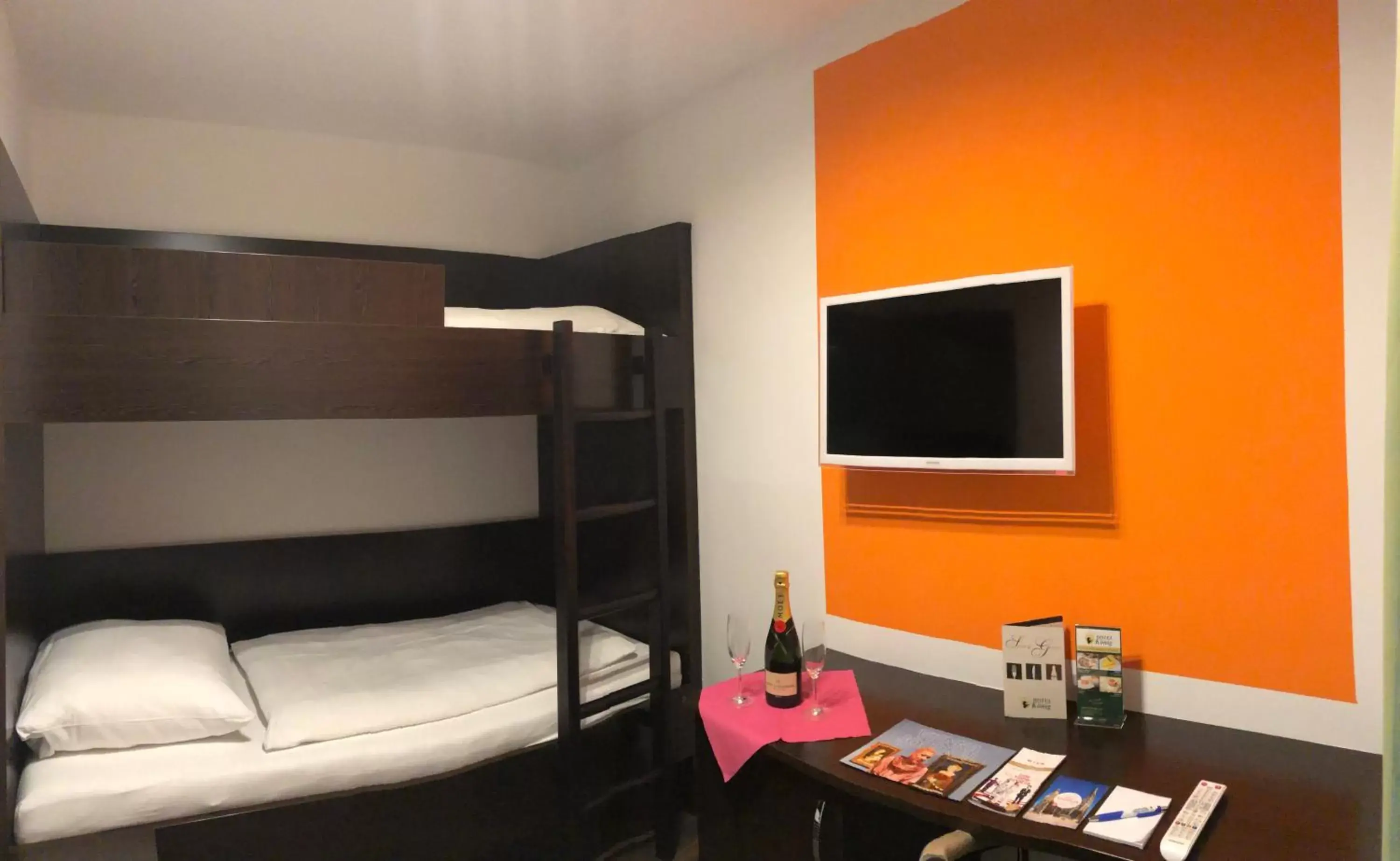 Twin Room with Bunk Bed in Hotel König Twin Room with Bunk Bed in Hotel König