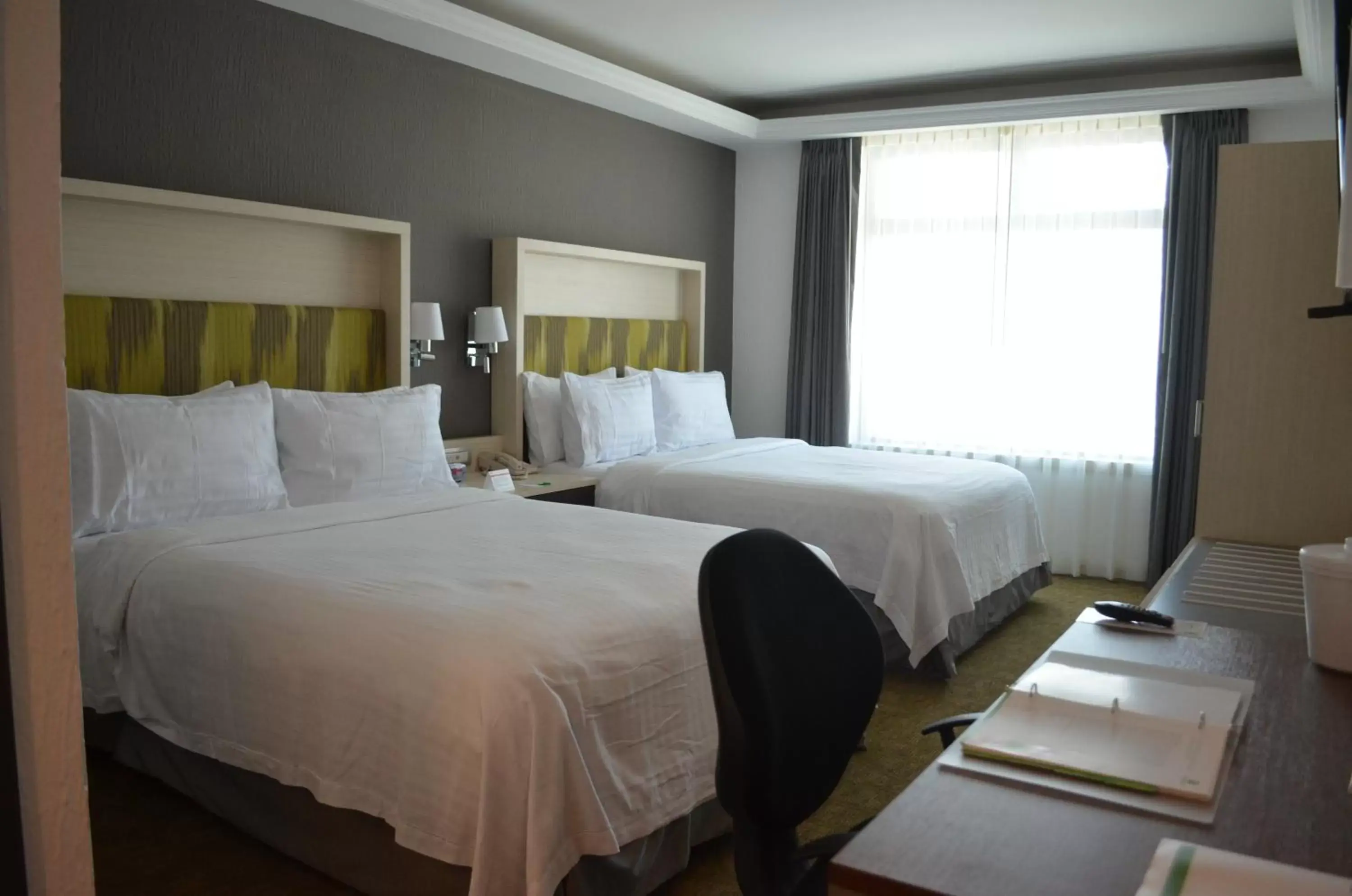 Photo of the whole room, Bed in Holiday Inn Queretaro Zona Diamante, an IHG Hotel
