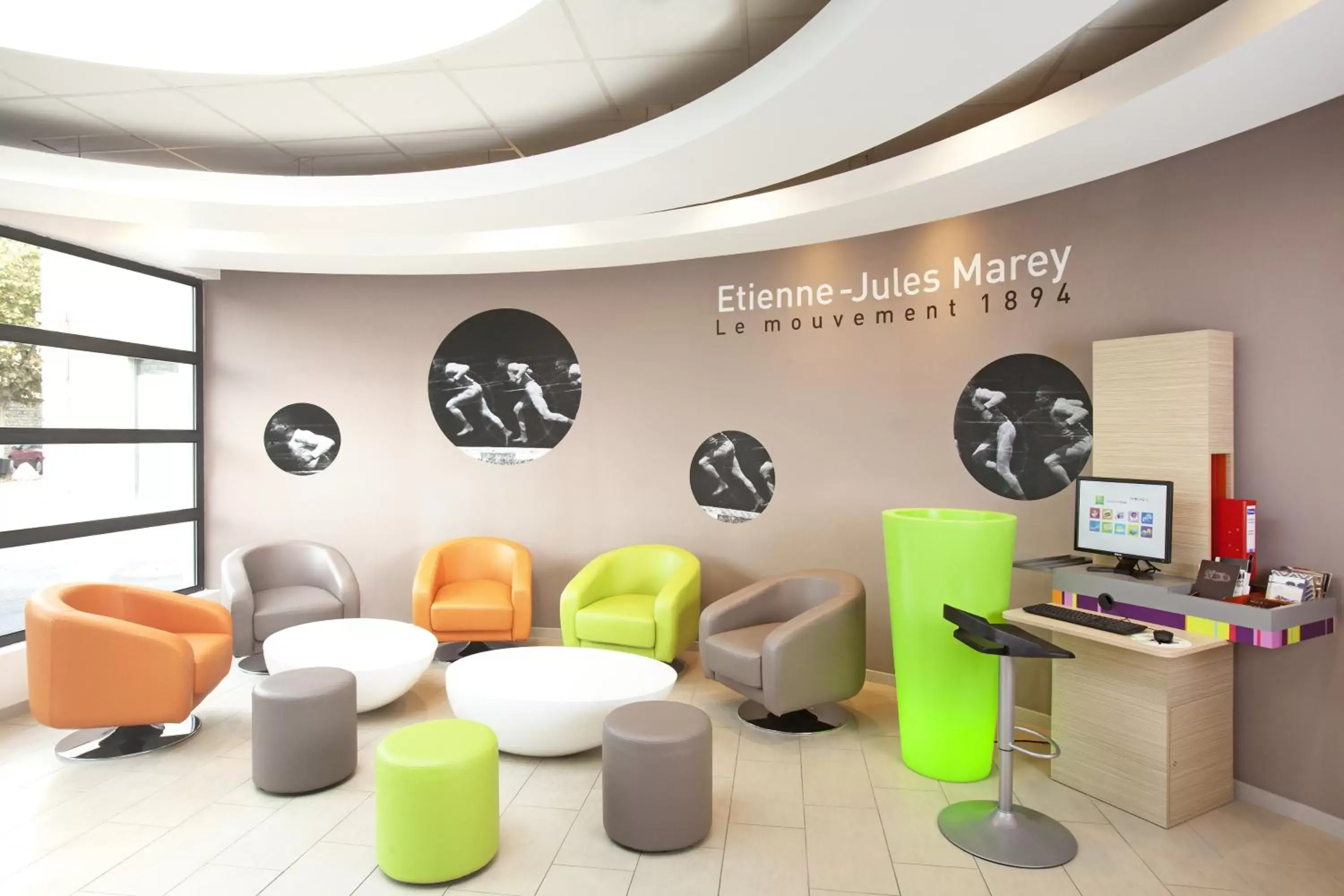 Lobby or reception in ibis Styles Beaune Centre