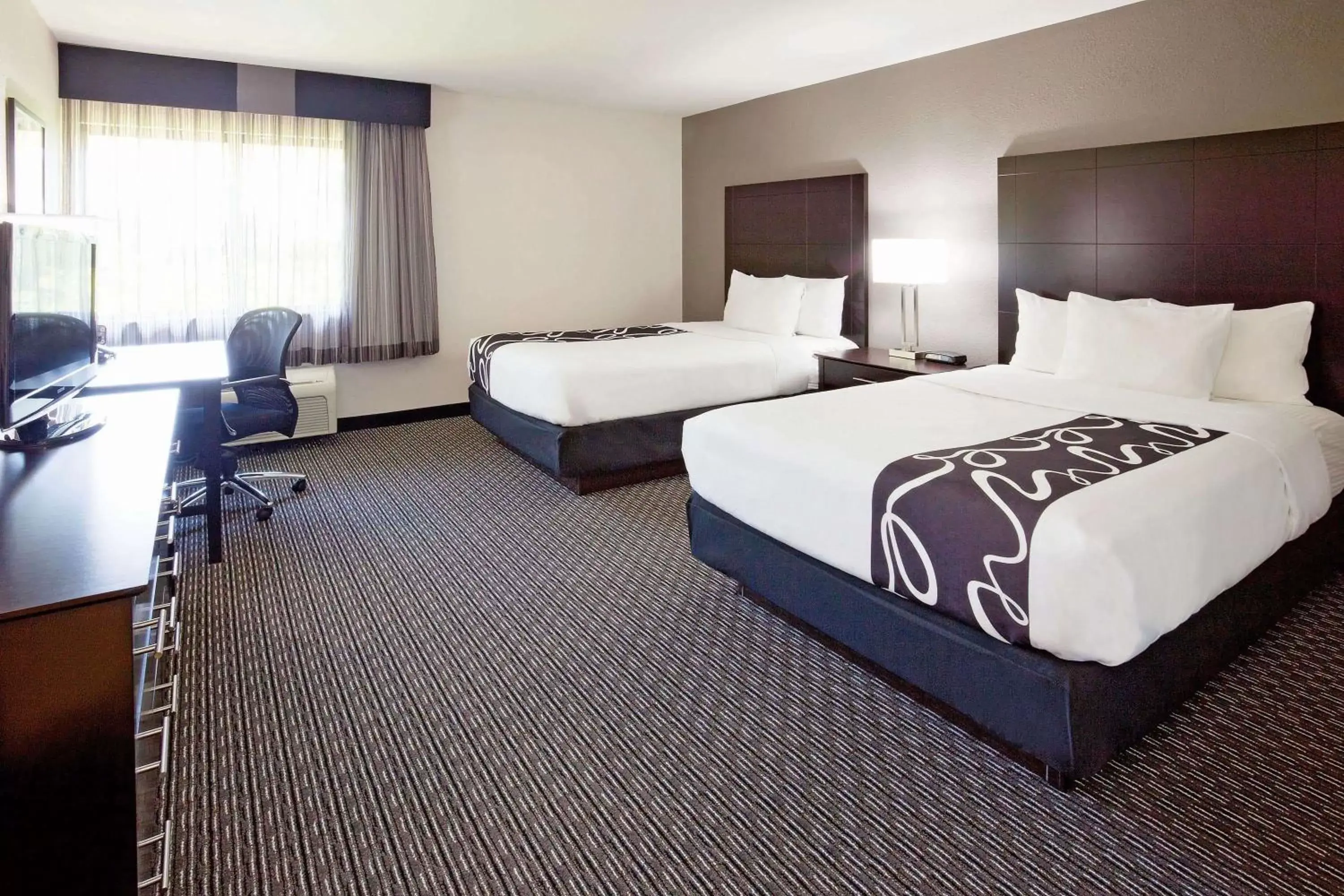 Photo of the whole room, Bed in La Quinta Inn by Wyndham Oshkosh