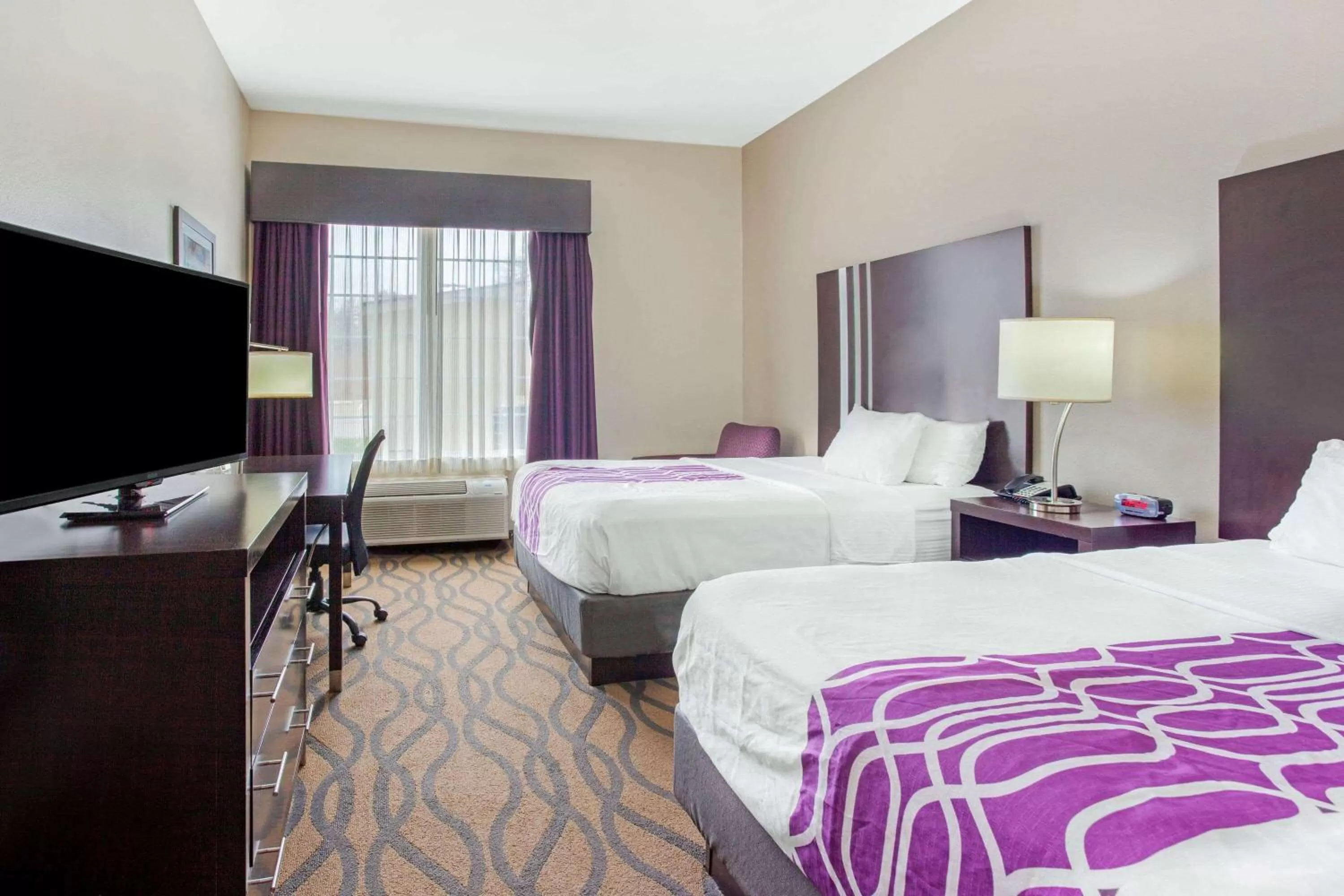 Photo of the whole room, Bed in La Quinta by Wyndham Luling