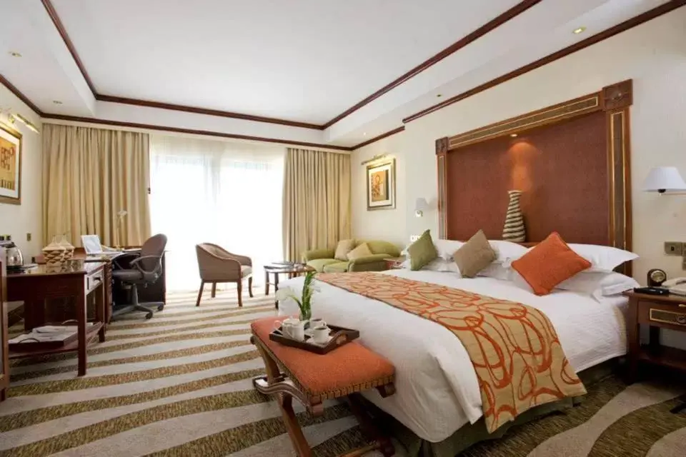Bedroom, Bed in Kigali Serena Hotel