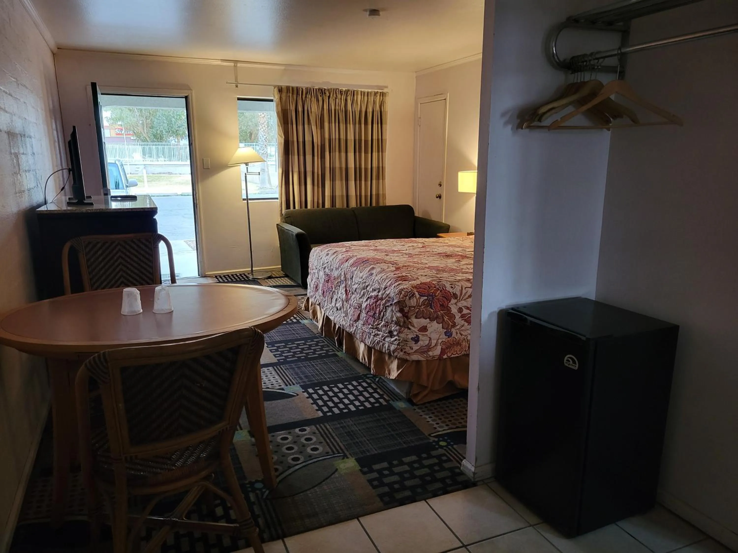 Photo of the whole room, Bed in Emerald Inn & Lounge