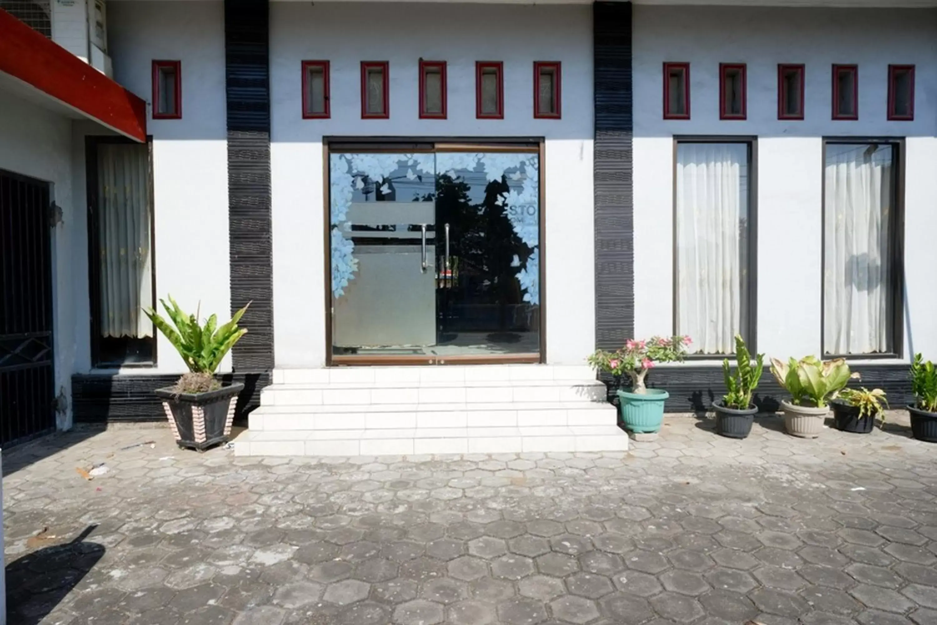 Facade/entrance in RedDoorz Plus near Stadion Wijaya Kusuma Facade/entrance in RedDoorz Plus near Stadion Wijaya Kusuma