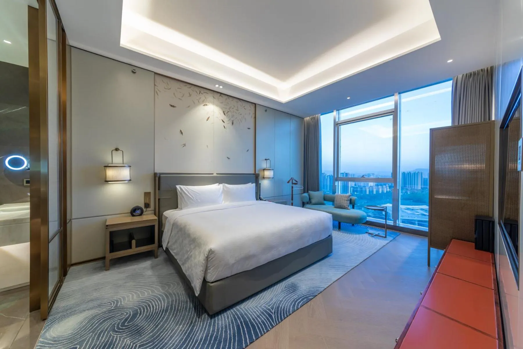 Photo of the whole room, Bed in HUALUXE Xi'an Chanba by IHG-西安浐灞华邑酒店-Near Xi'an International Convention Exhibition Center and Shopping mall and The Romantic show of Xi'an-Free Luggage Storage-English Service