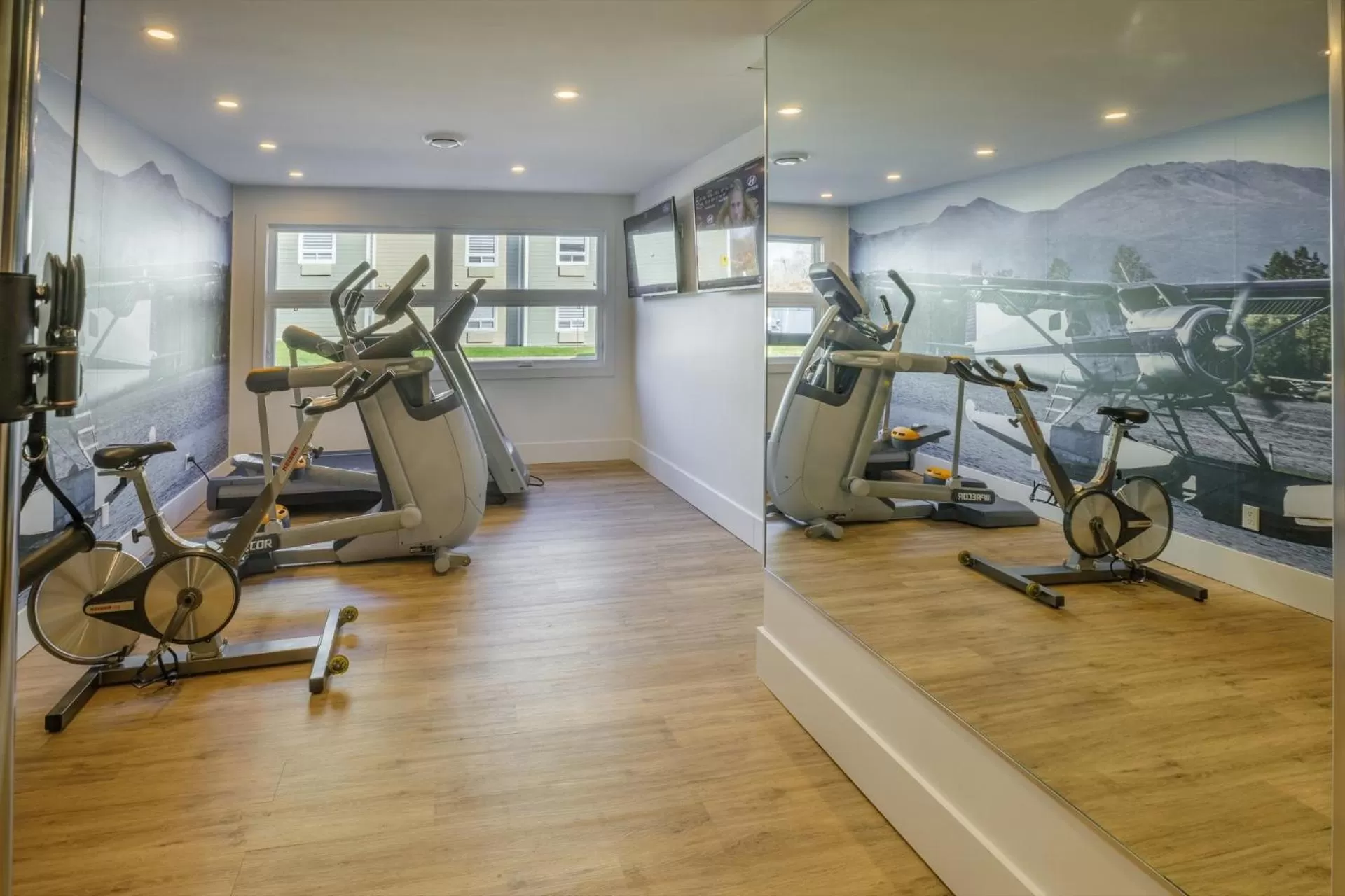 Fitness centre/facilities in Clarion Pointe Quebec Airport