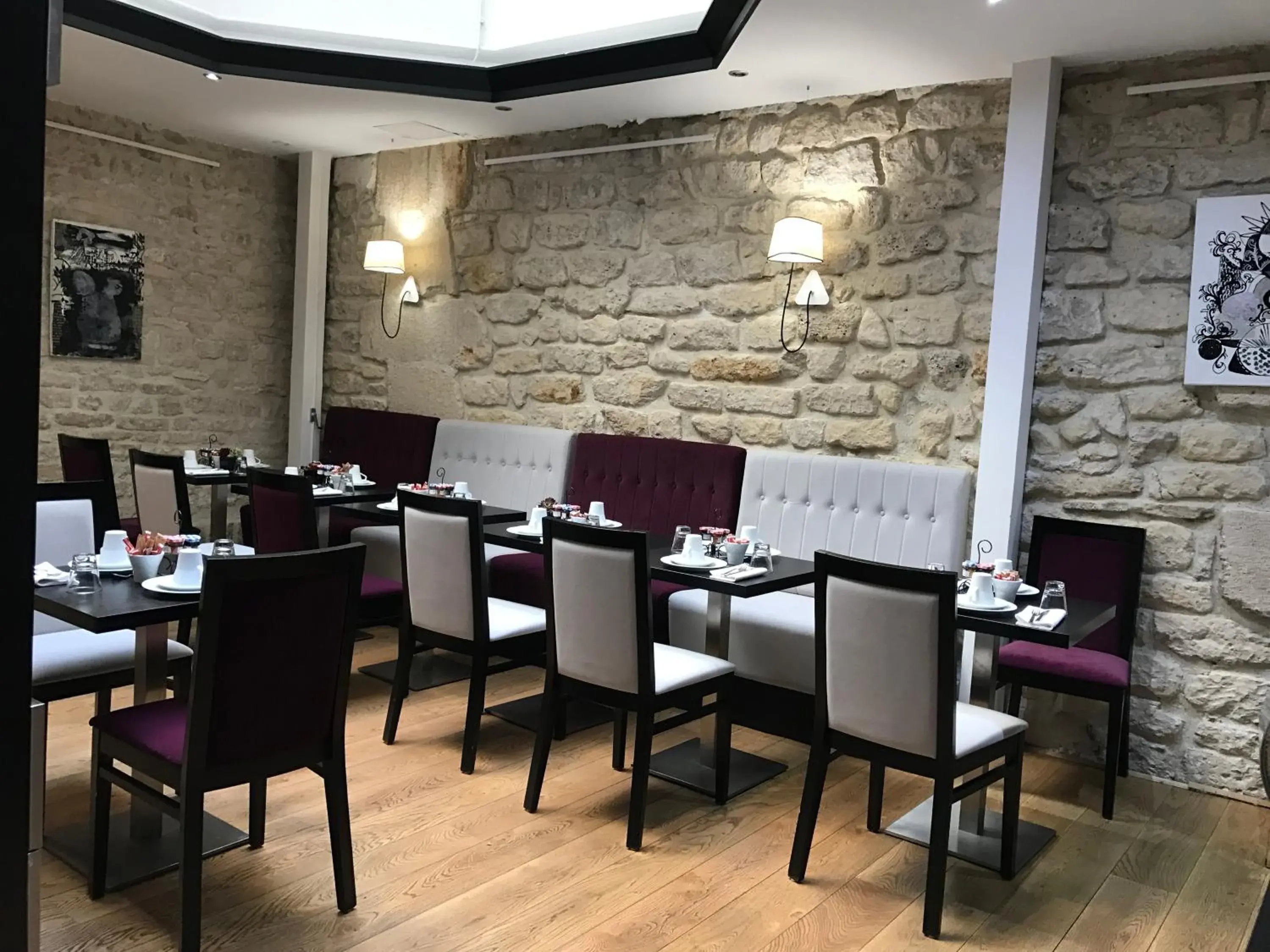Restaurant/Places to Eat in Hôtel Jacques De Molay
