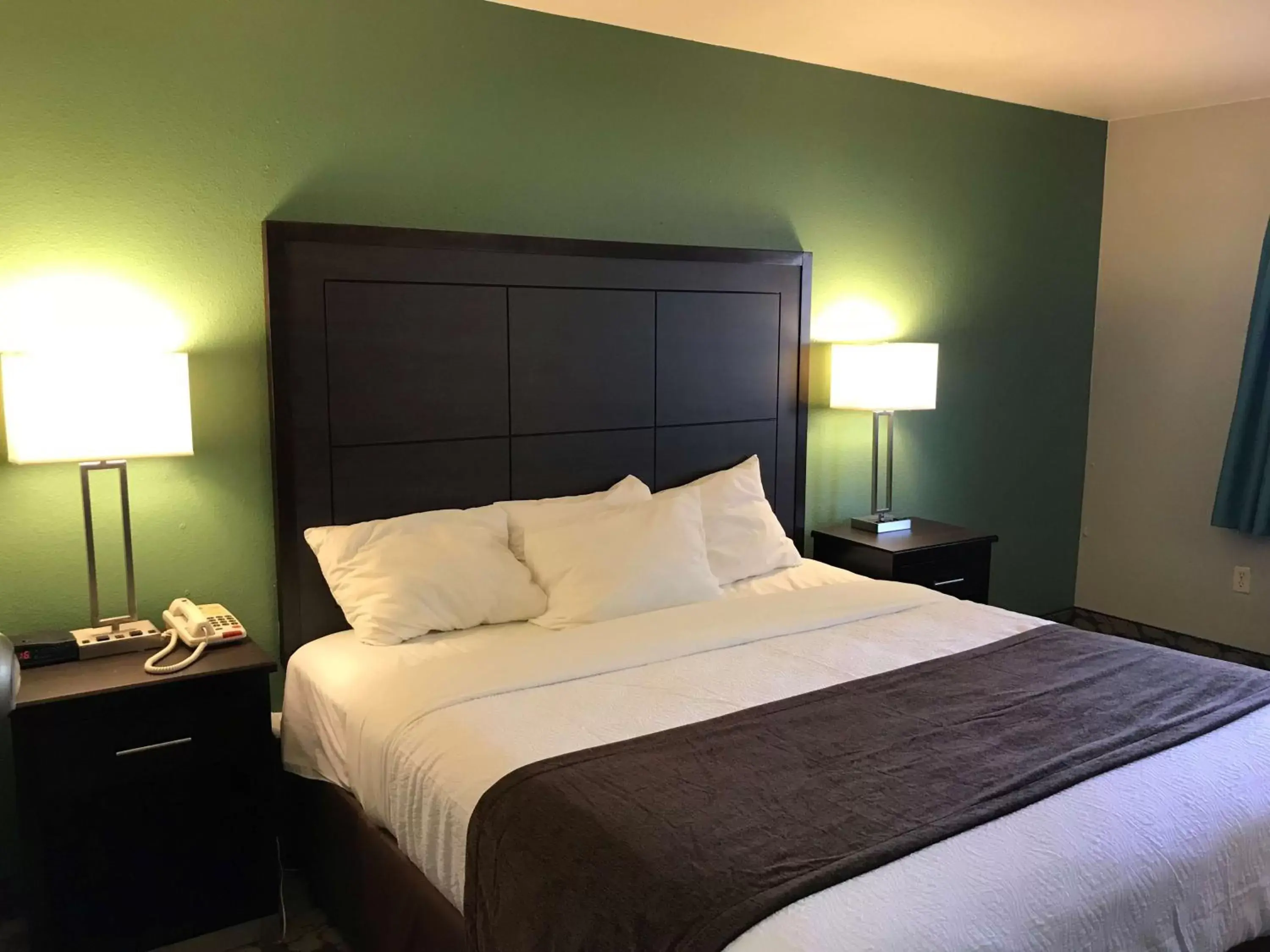 Photo of the whole room, Bed in SureStay Plus Hotel by Best Western Bettendorf