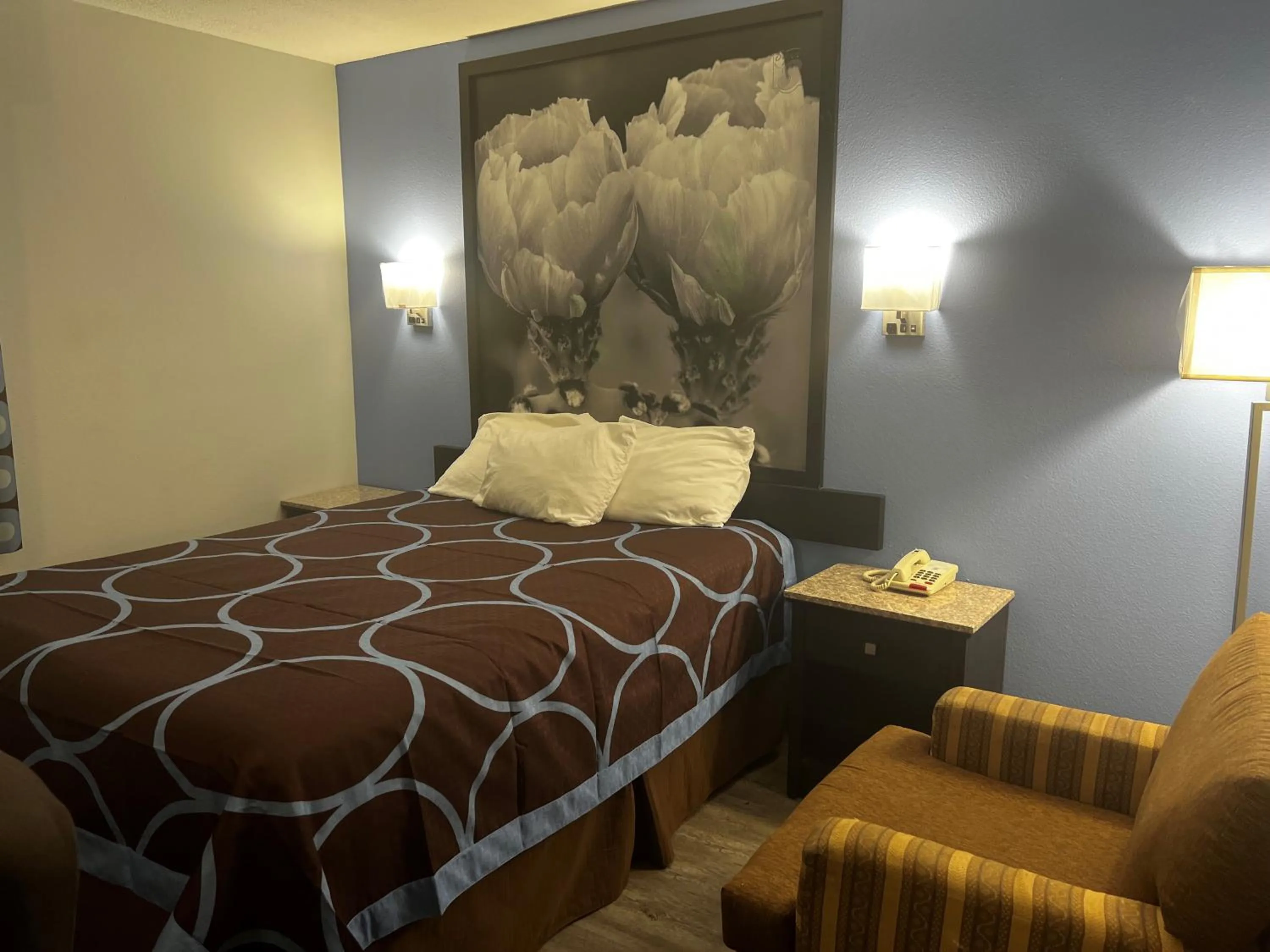 Photo of the whole room, Bed in Super 8 by Wyndham Cleveland TX