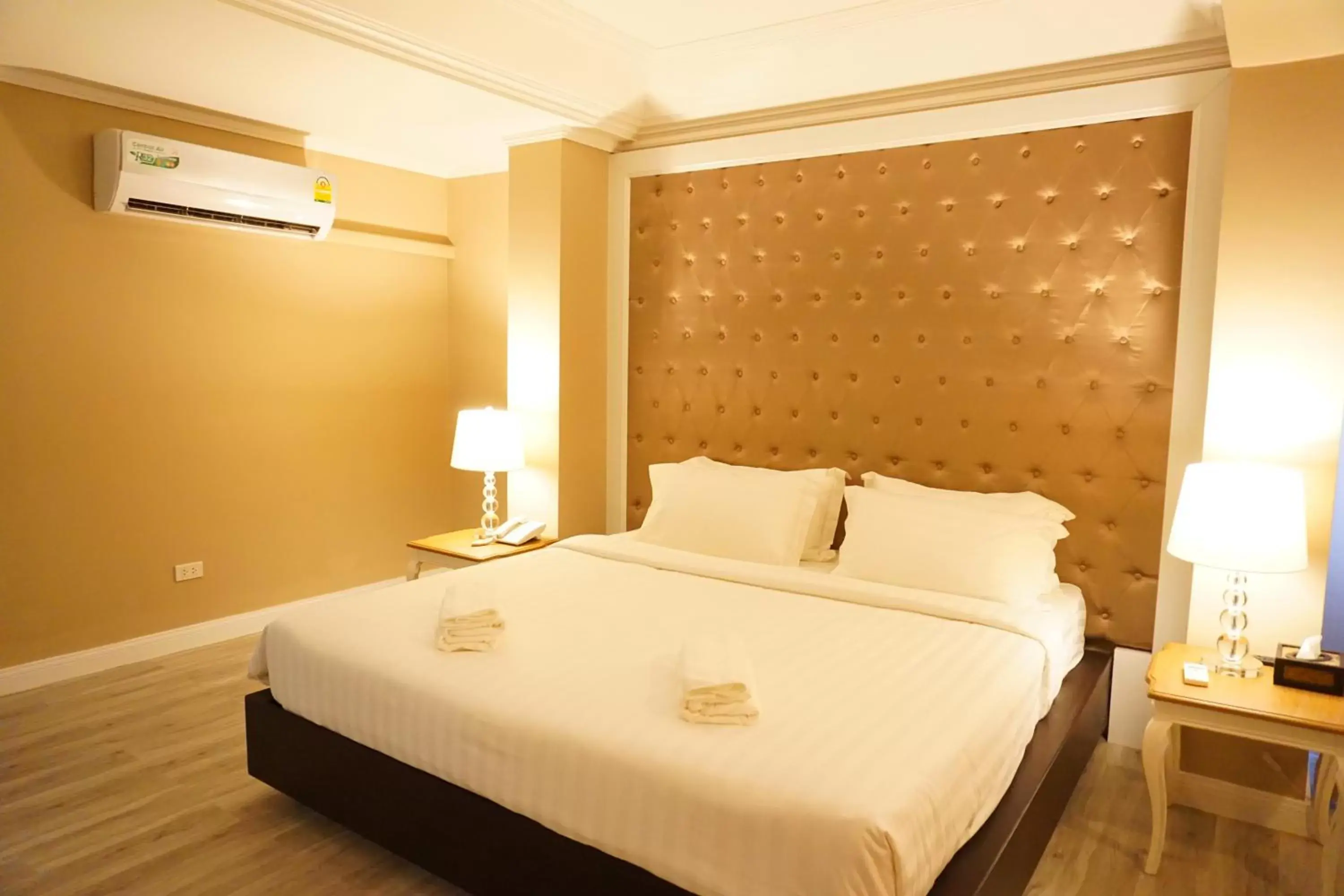 Bed in Taris Art Hotel Phrae