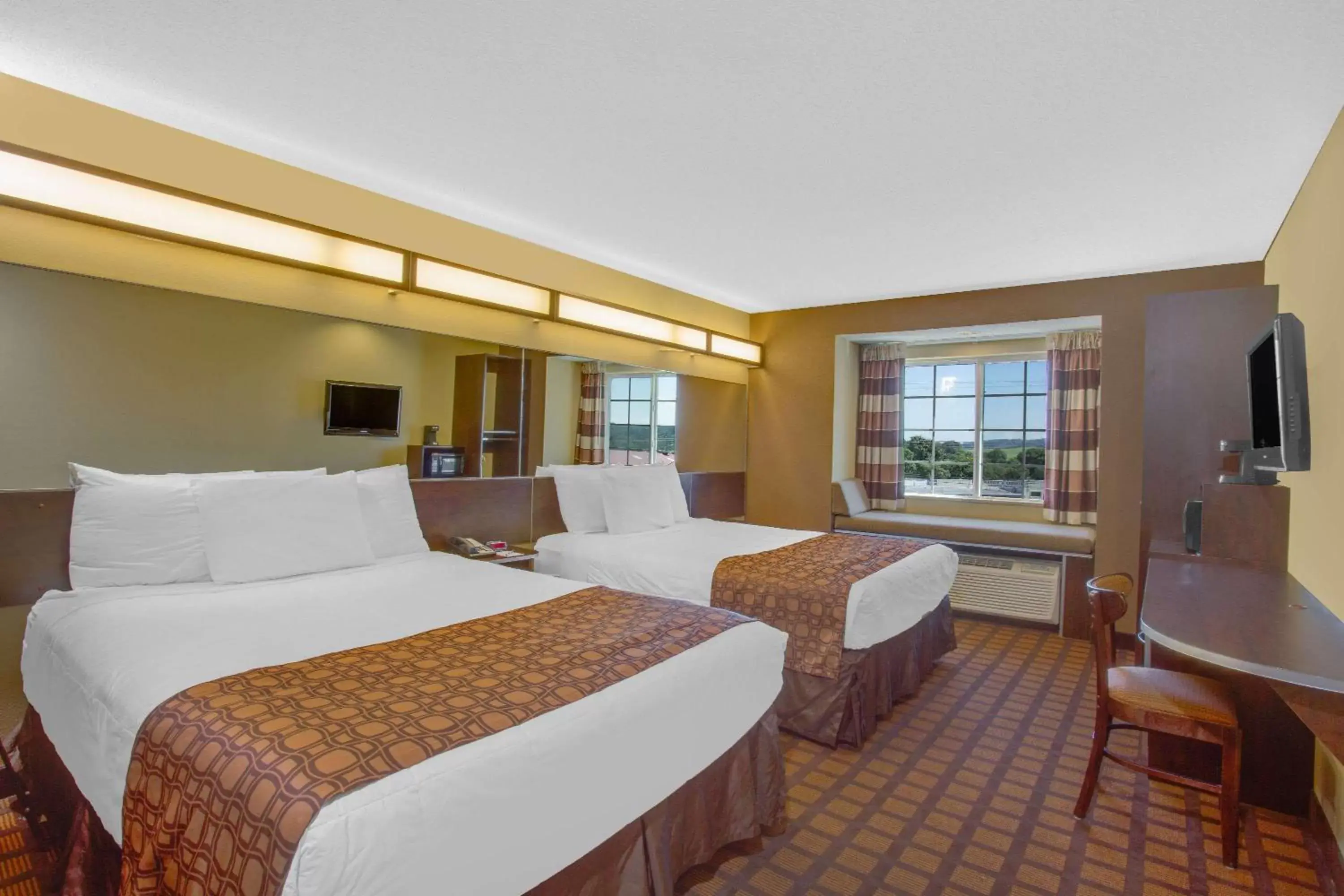 Photo of the whole room, Bed in Microtel Inn & Suites by Wyndham Harrisonburg