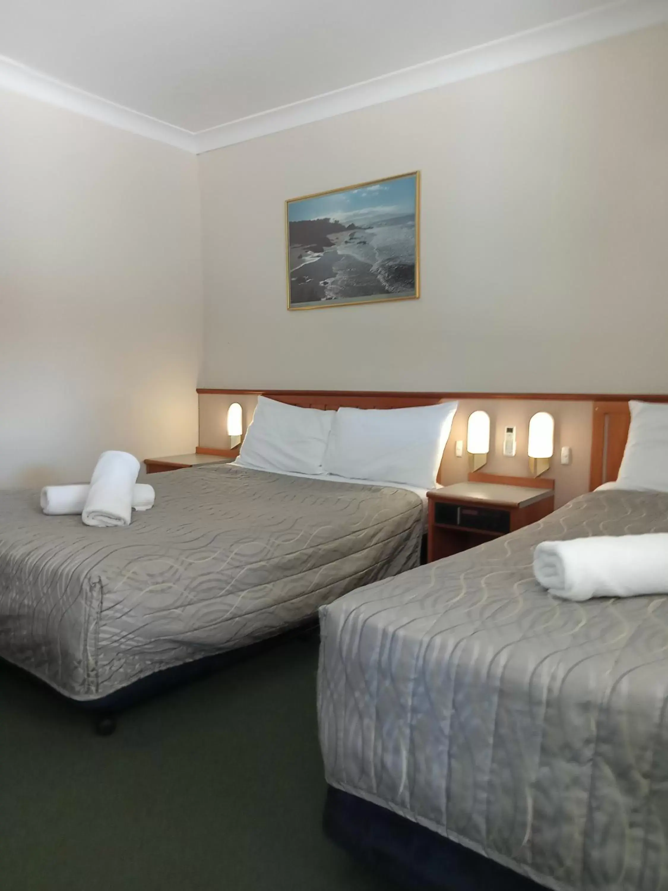Photo of the whole room, Bed in Solomon Inn Motel Figtree