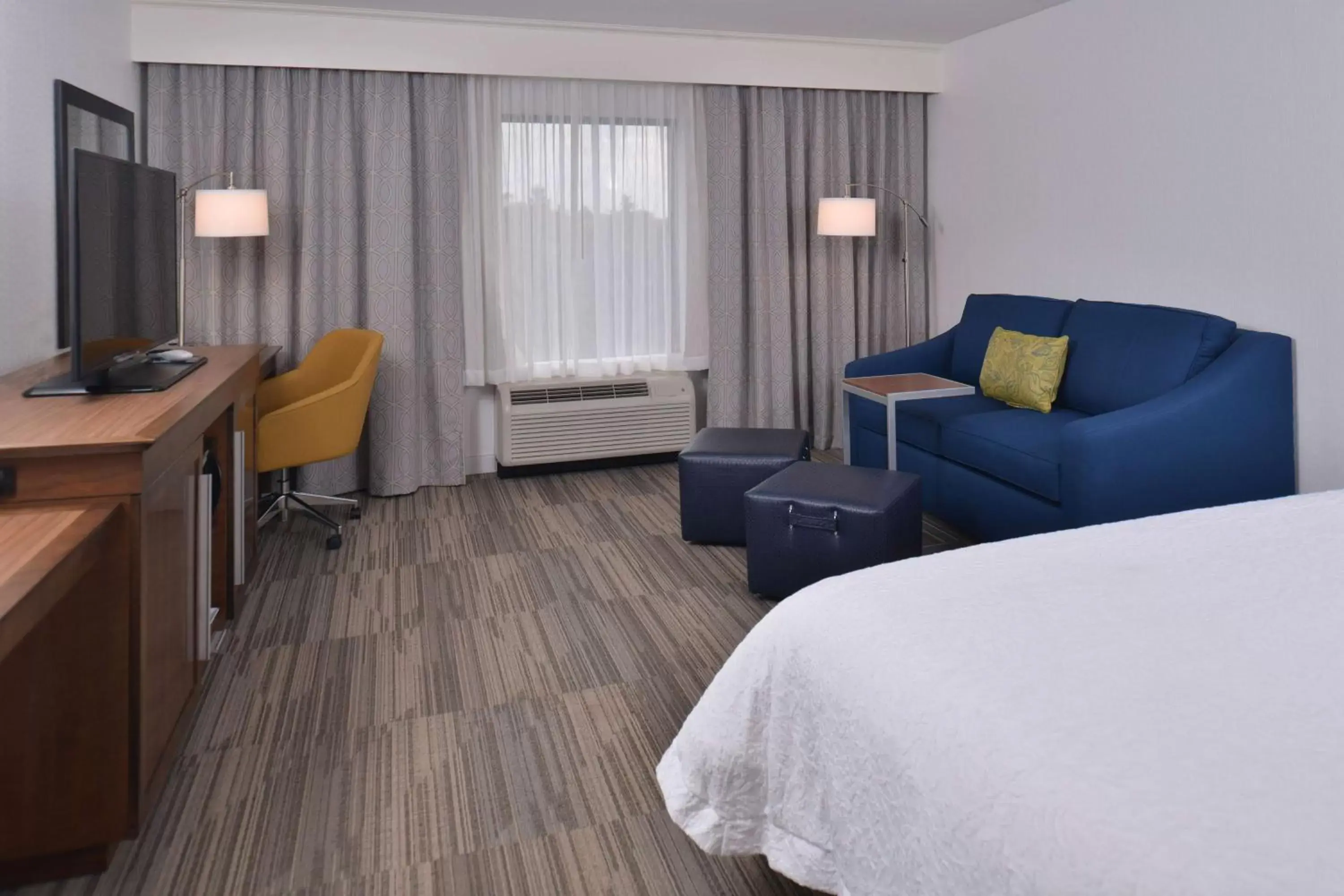 Bed, Seating Area in Hampton Inn & Suites Ann Arbor West