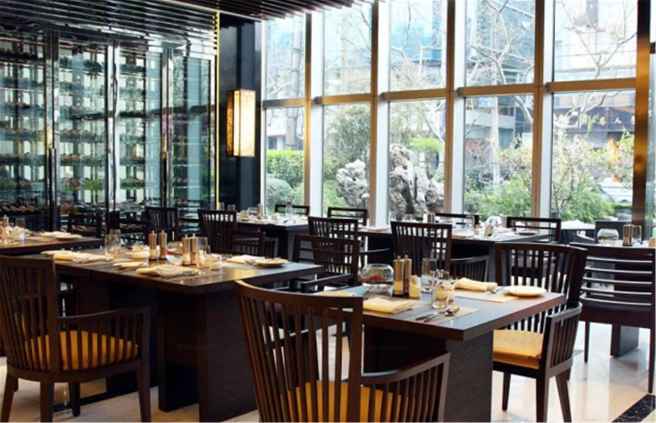 Restaurant/places to eat in Jin Jiang Tower