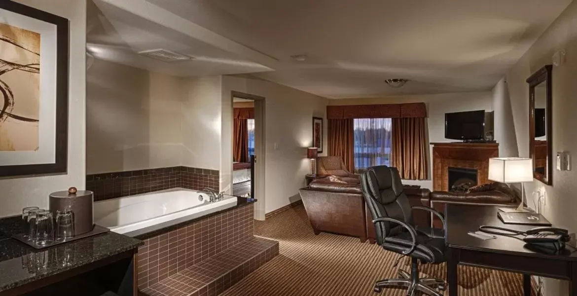 King Suite with Jacuzzi  in Canalta Hotel Melfort