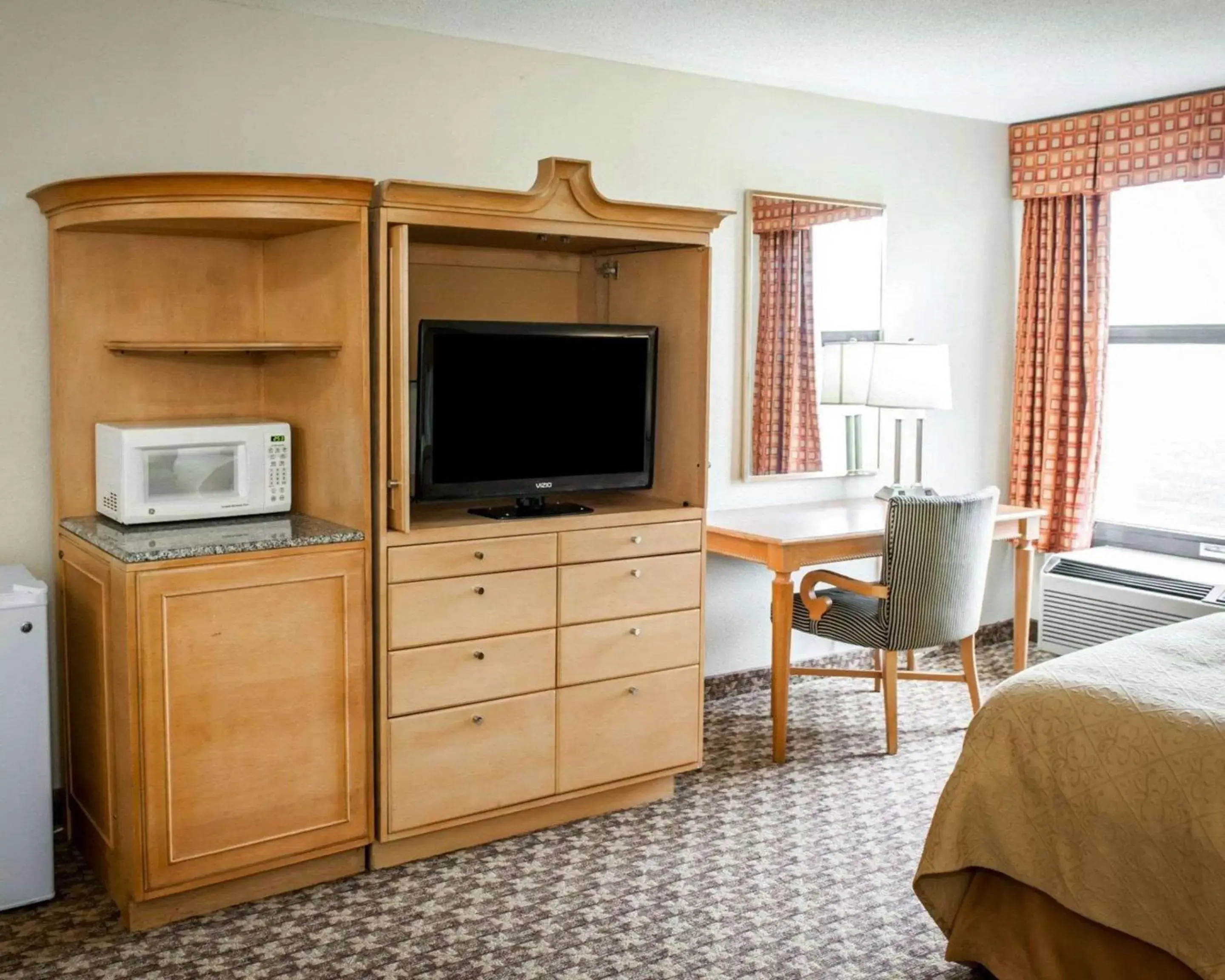 Photo of the whole room, TV/Entertainment Center in Quality Inn & Suites Greenfield I-70