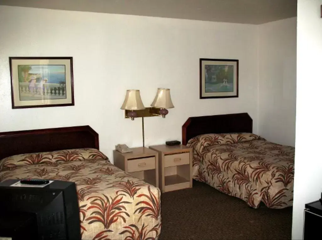 Photo of the whole room, Seating Area in Golden West Motel