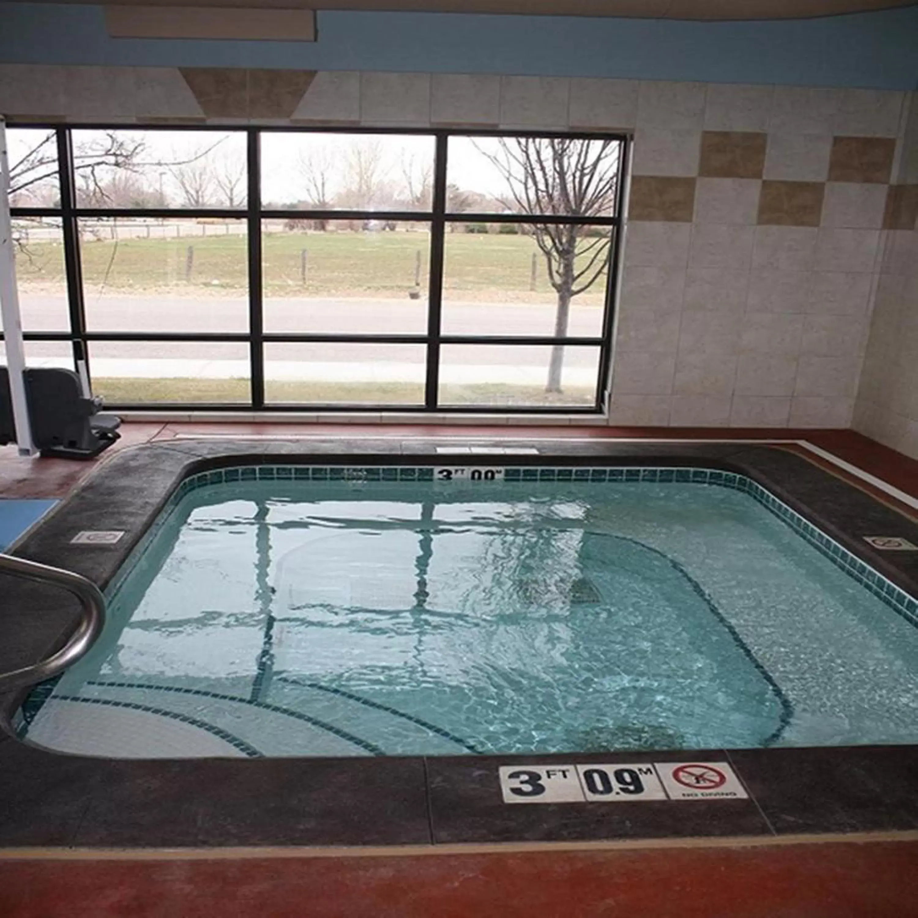 Swimming pool in Comfort Suites Swimming pool in Comfort Suites
