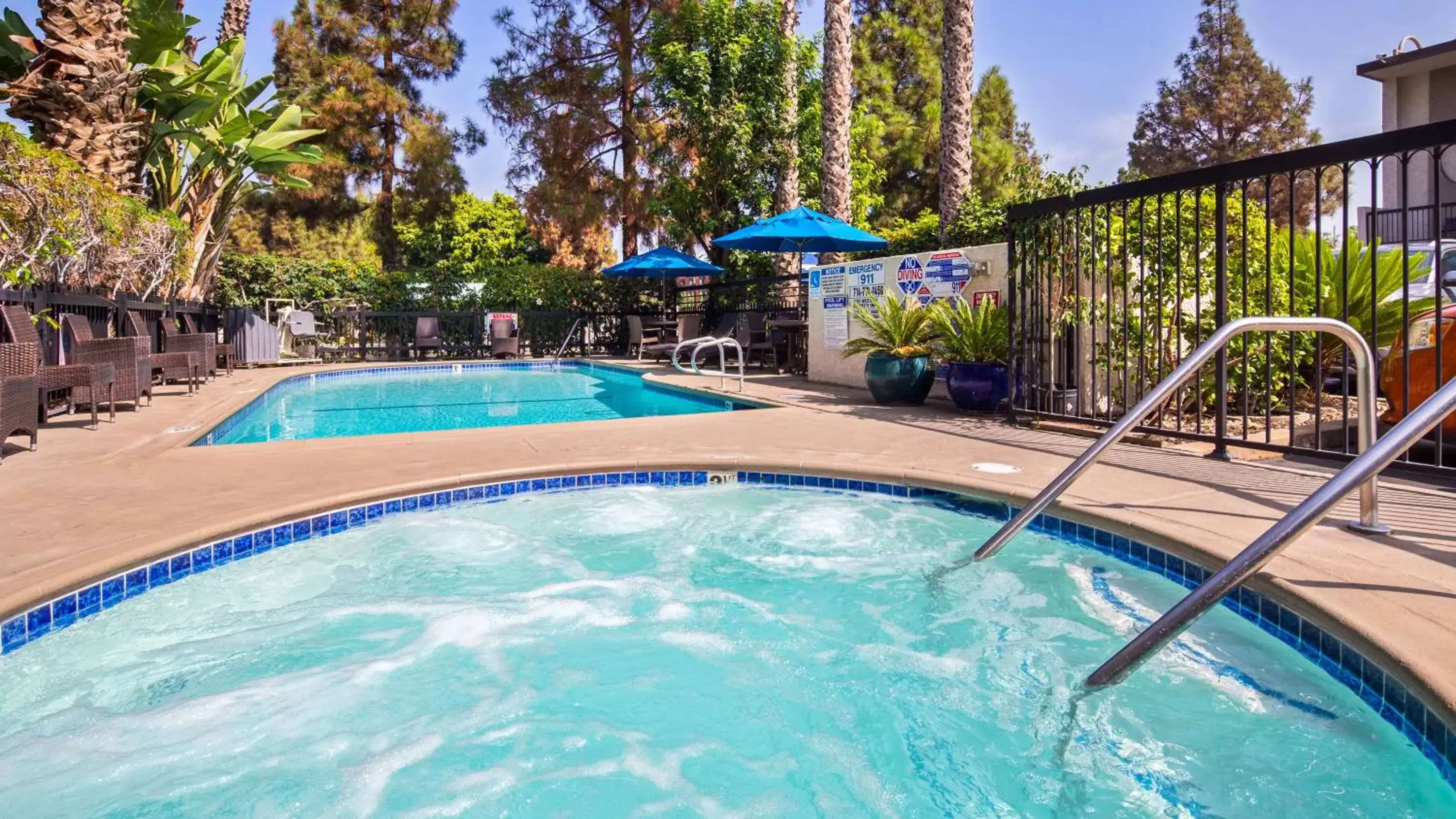 Swimming Pool in Best Western Courtesy Inn - Anaheim Park Hotel