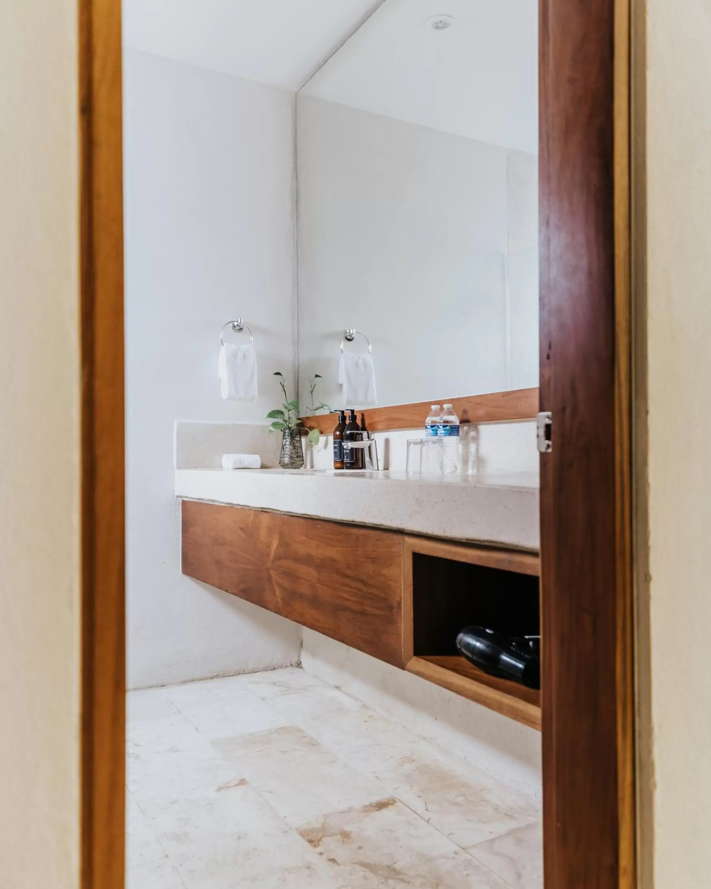 Bathroom, Kitchen/Kitchenette in The Strabon Tulum