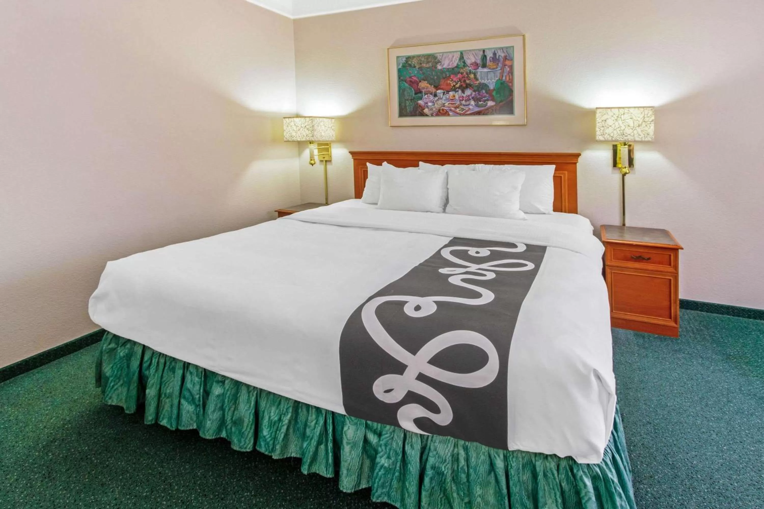 Photo of the whole room, Bed in La Quinta Inn by Wyndham Las Cruces Mesilla Valley