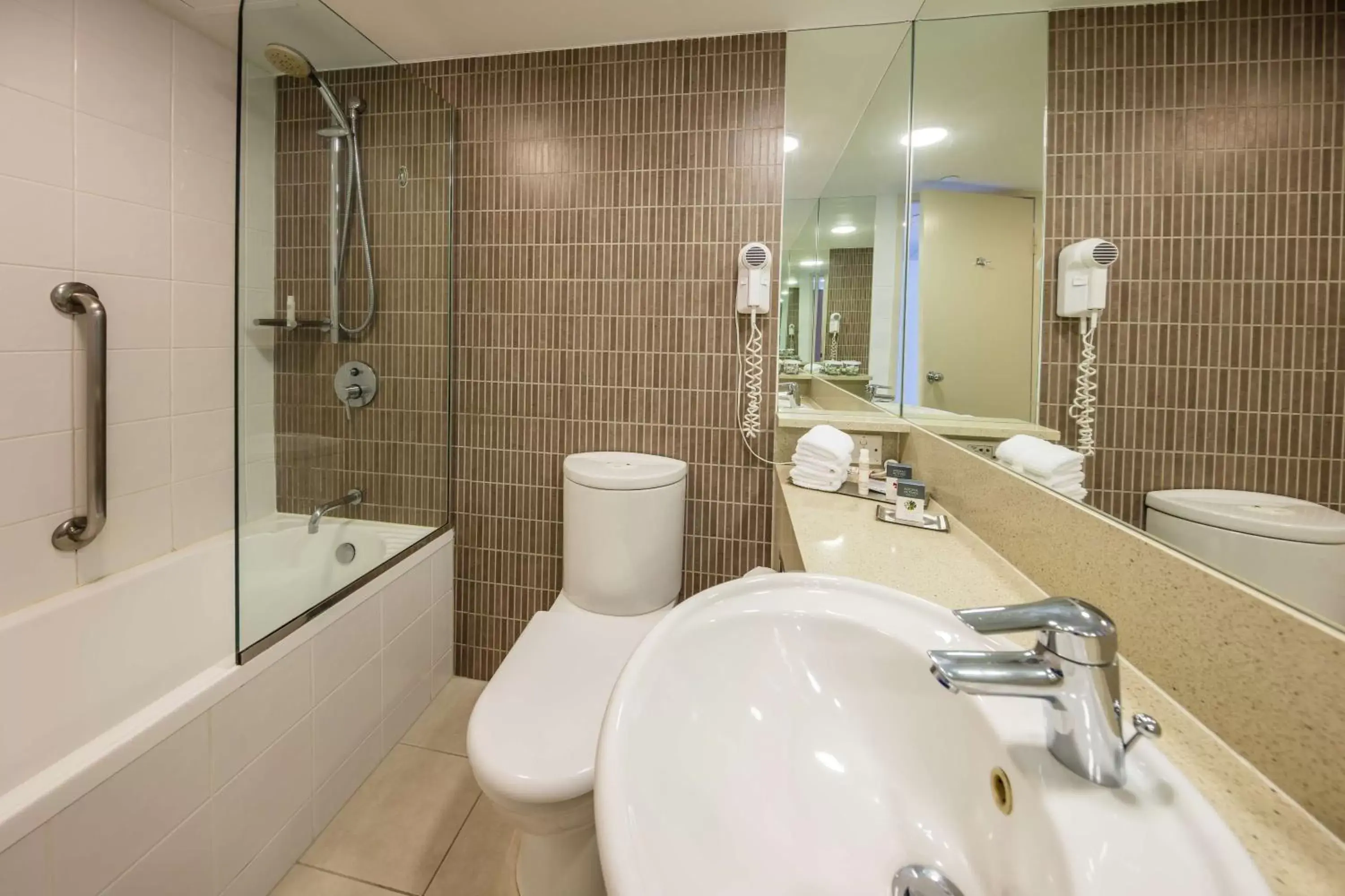 Bathroom in DoubleTree by Hilton Cairns