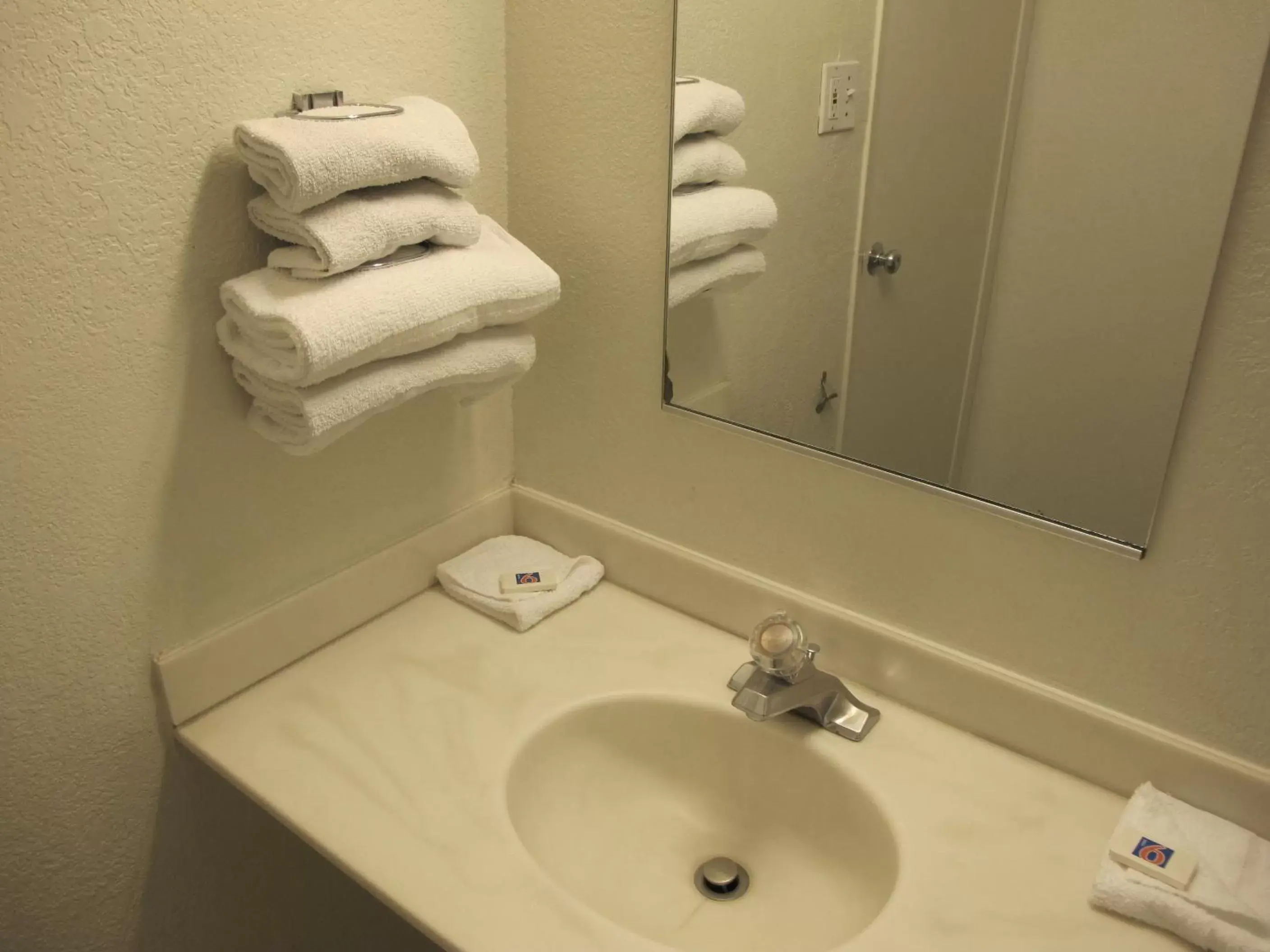 Bathroom in Motel 6 Ontario, OR