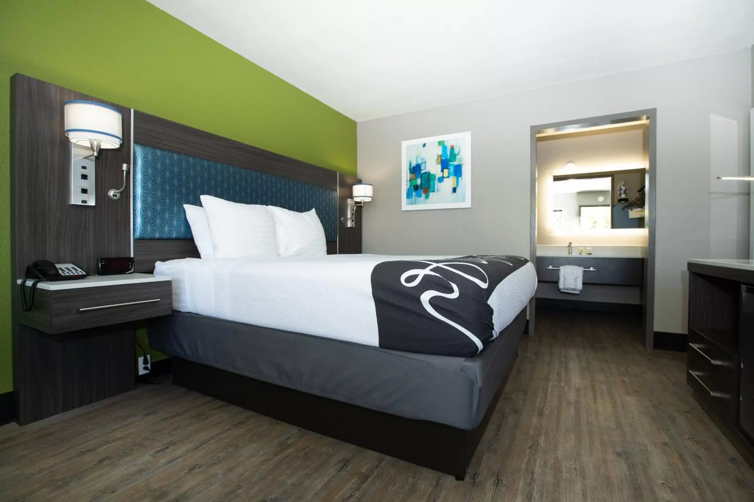 Bed in SureStay Plus Hotel by Best Western Point Richmond