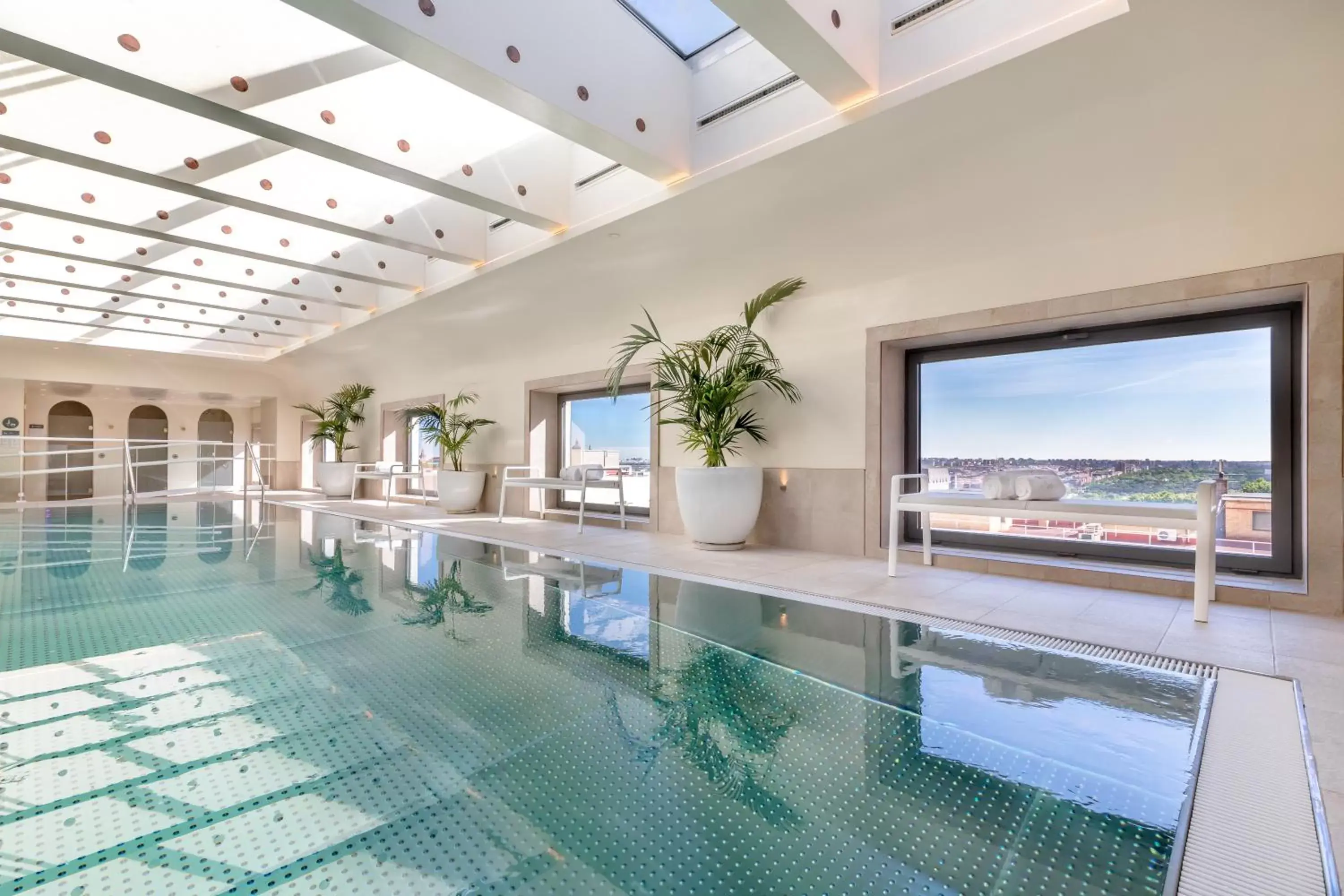 Swimming pool in Barceló Torre de Madrid Swimming pool in Barceló Torre de Madrid