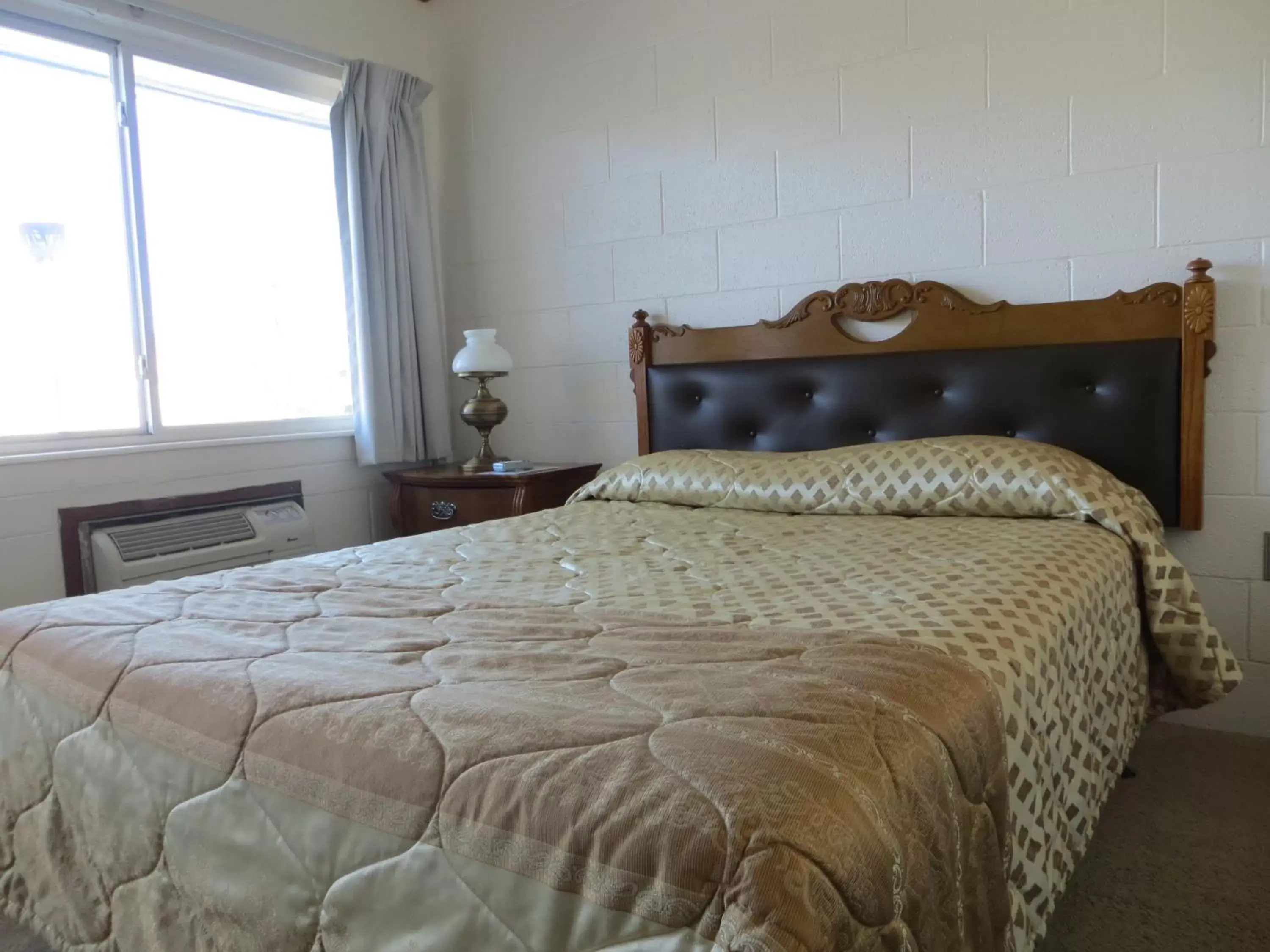 Bedroom, Bed in Alamo Inn