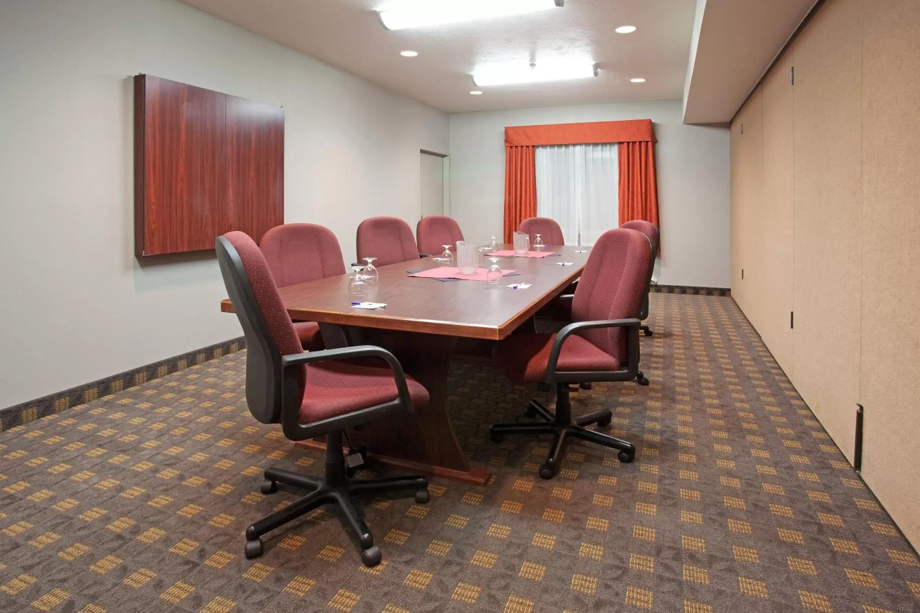 Meeting/conference room in Holiday Inn Express Ogden, an IHG Hotel