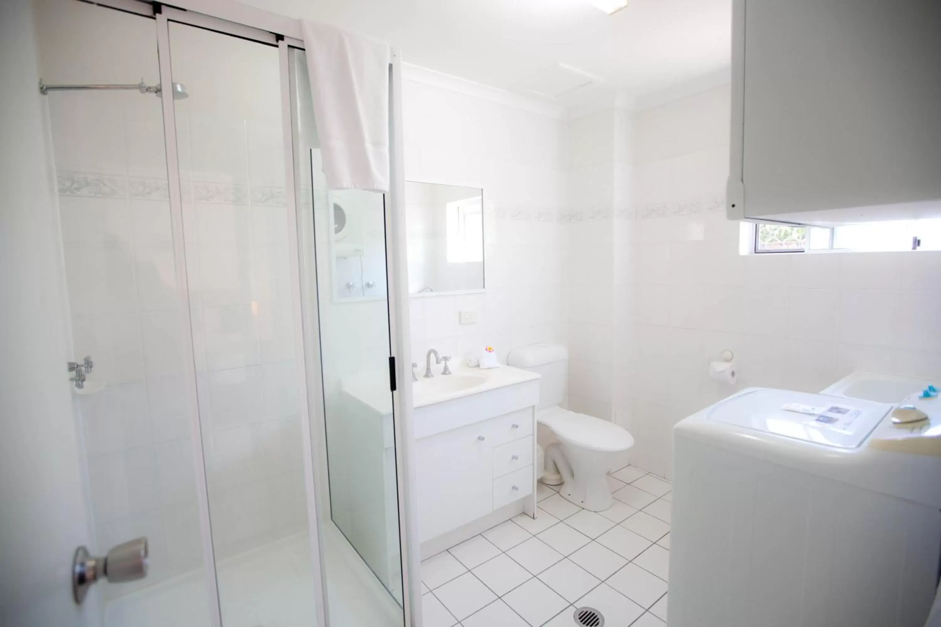 Shower, Bathroom in Trinity Beach Pacific