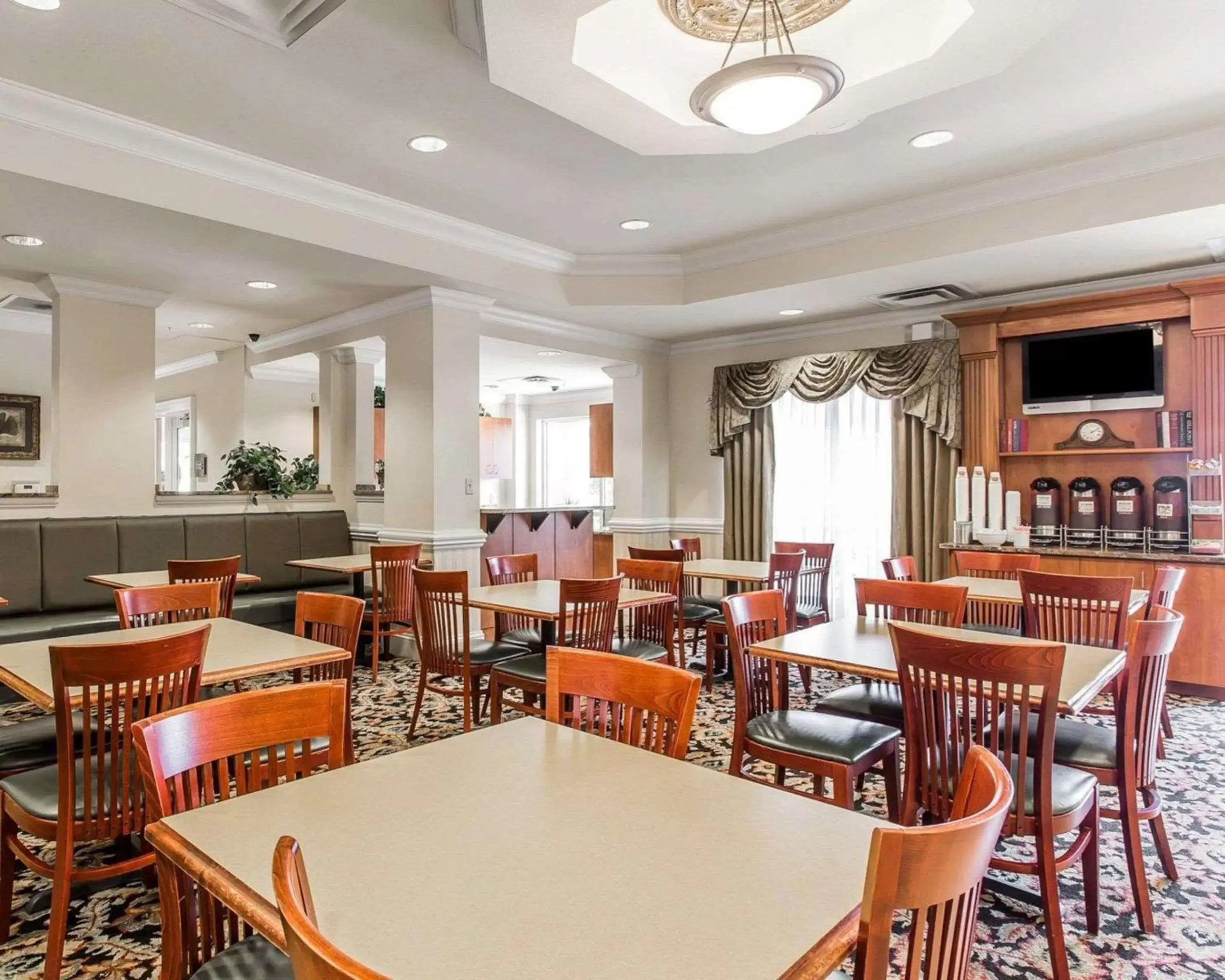 Restaurant/Places to Eat in Comfort Suites