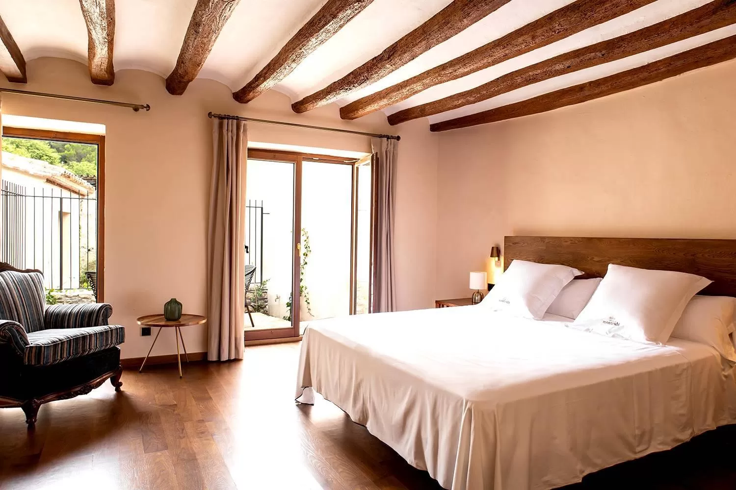Bed in Hotel Montrubí 1771 - Slow Winery Hotel - Adults only