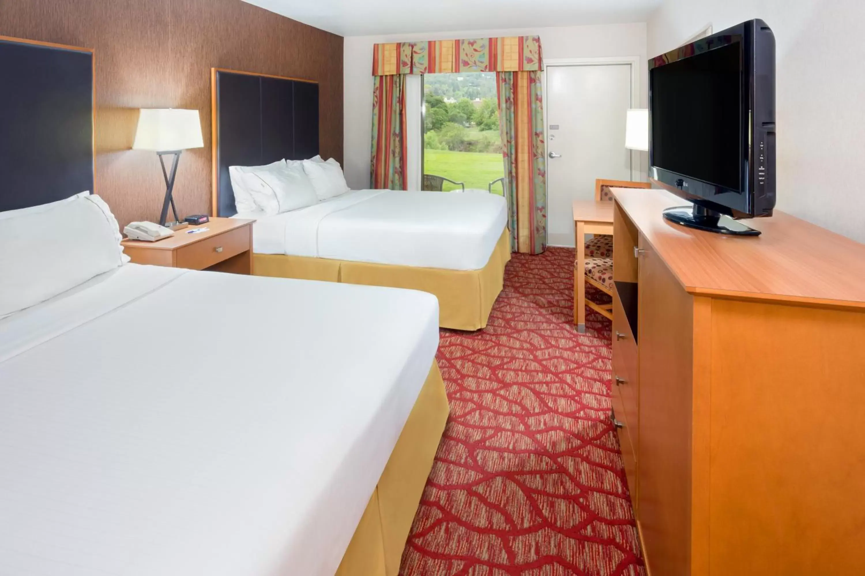 Photo of the whole room, Bed in Holiday Inn Express Roseburg, an IHG Hotel