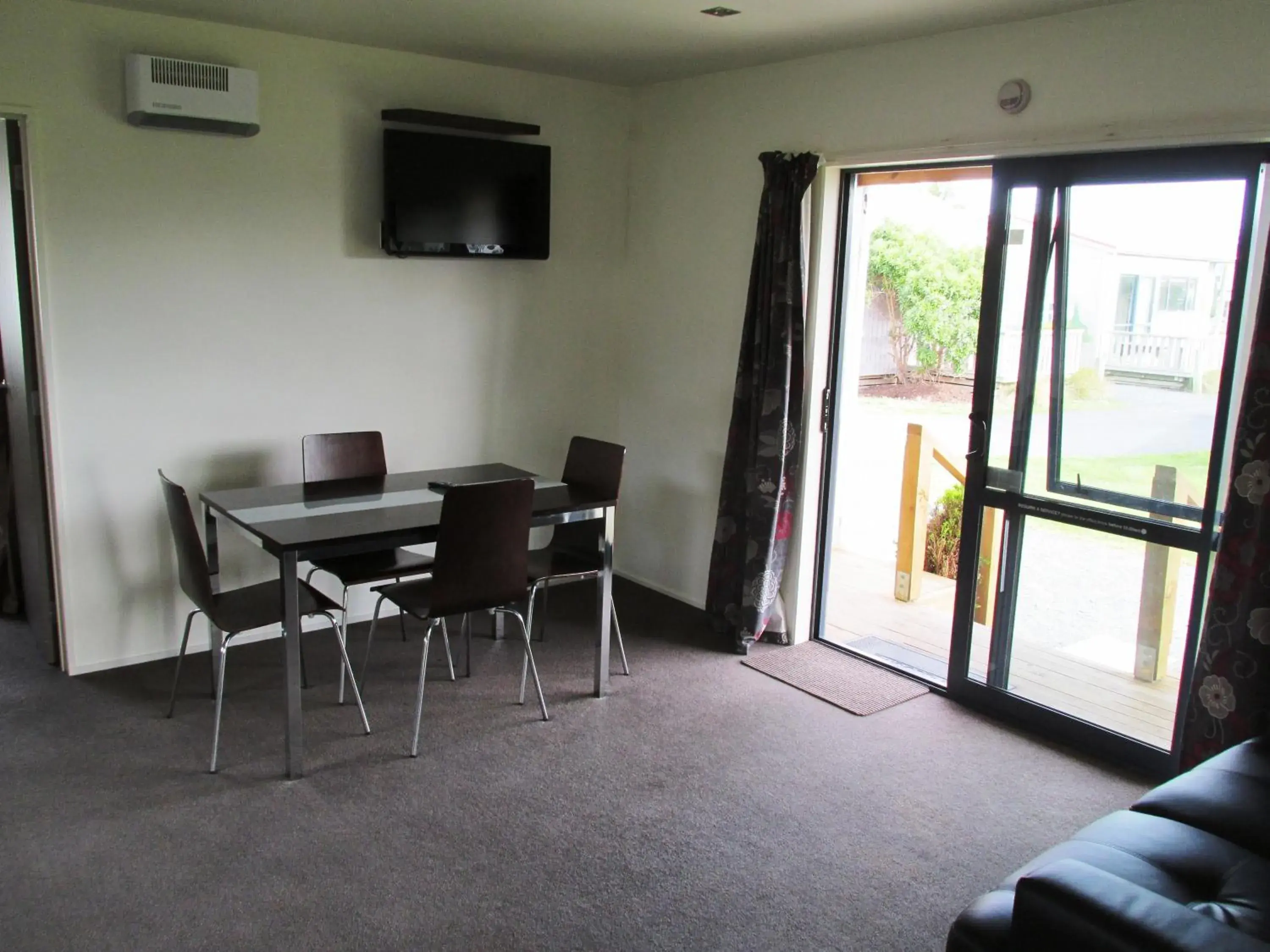 Communal lounge/ TV room, Dining Area in Dunedin Holiday Park