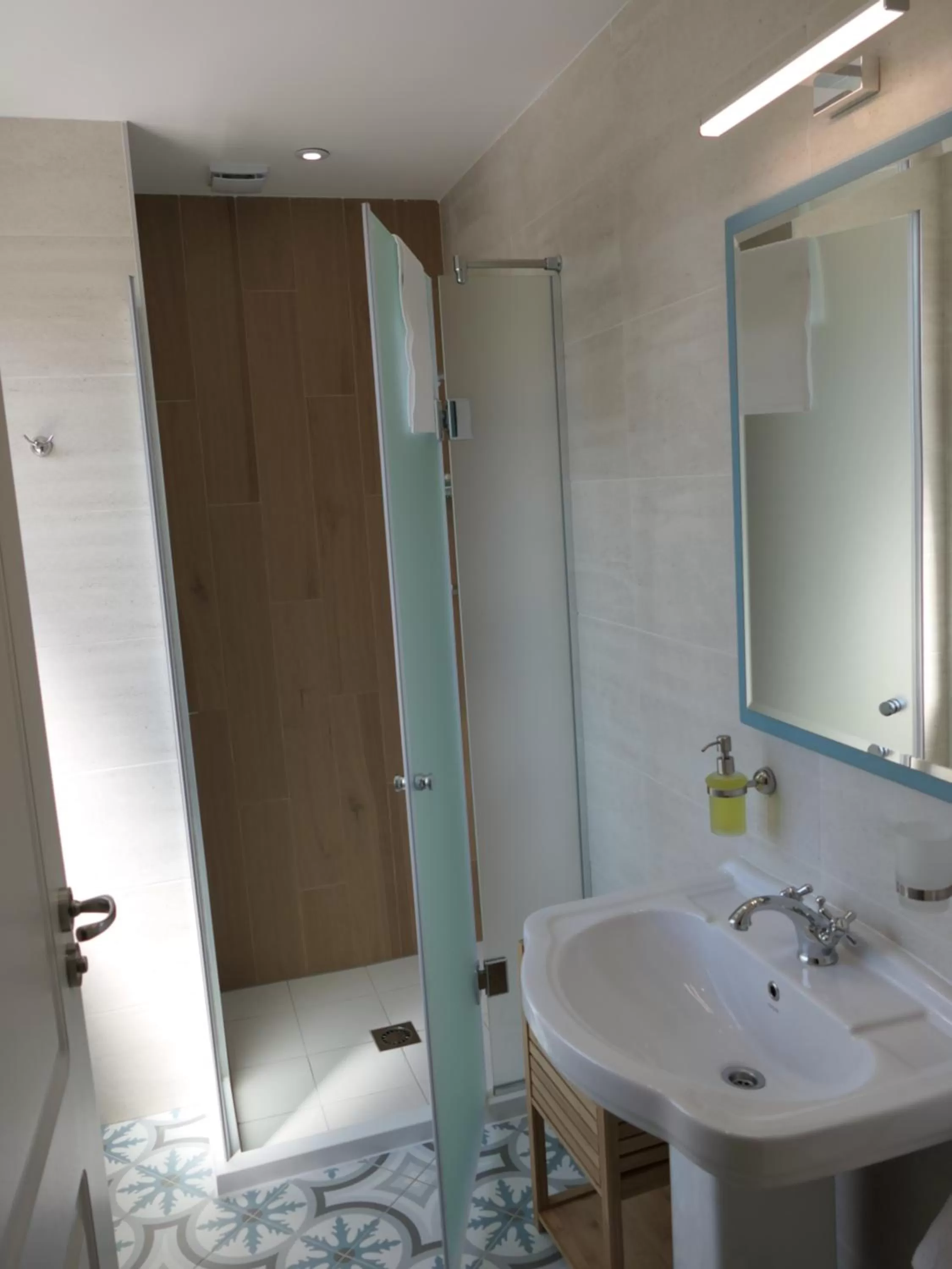 Shower in Hotel MEDITERRANEO