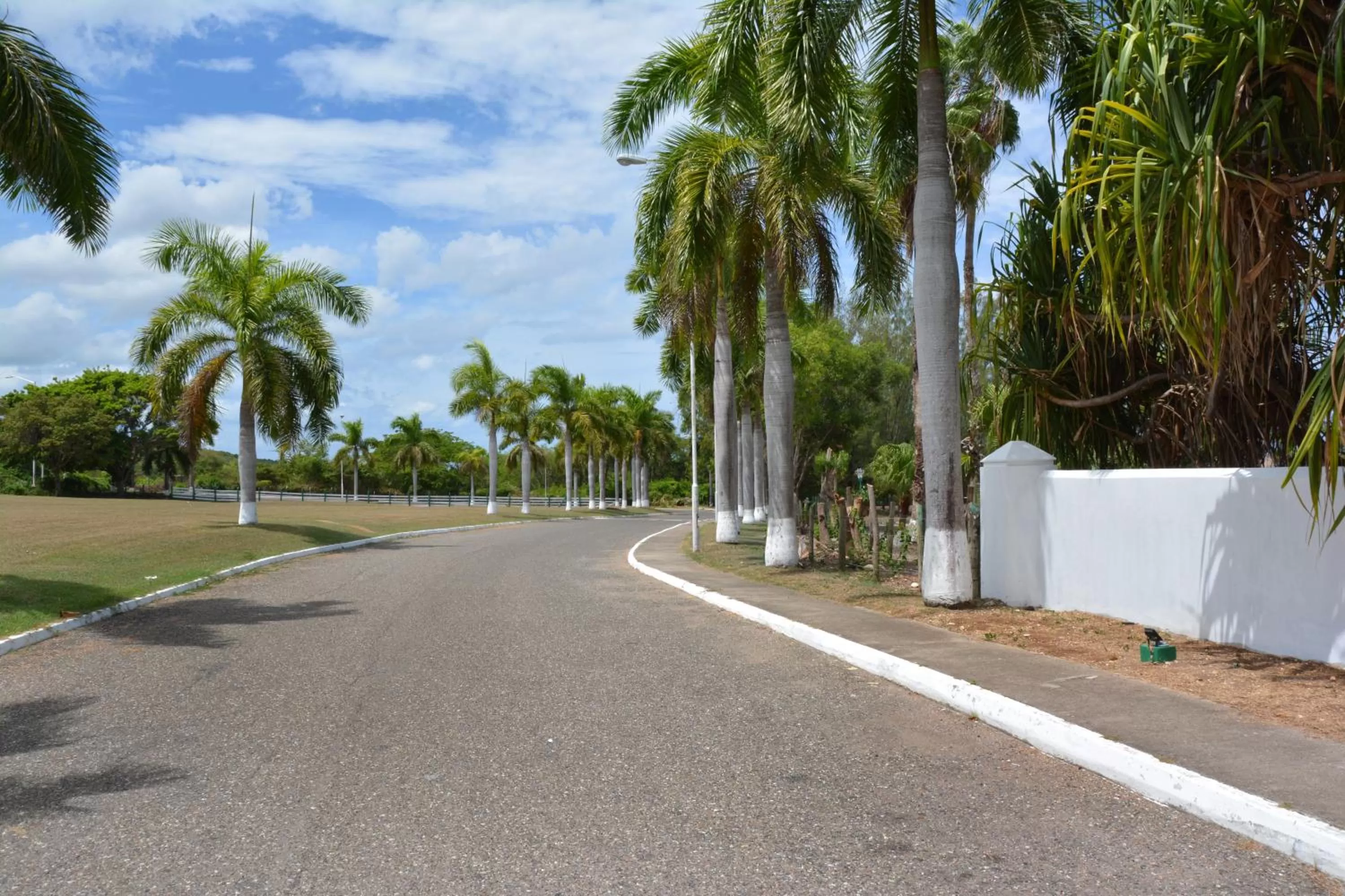 Property building in Seacastles by the beach/pool