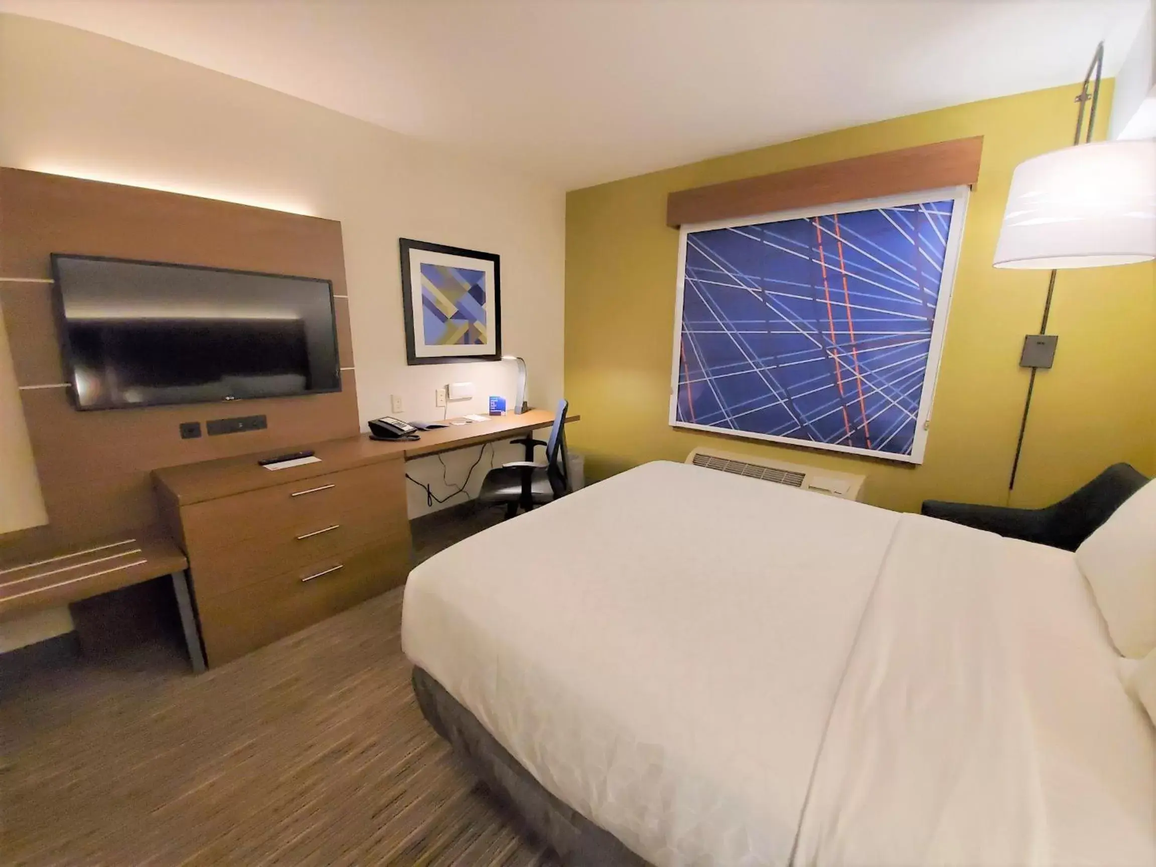 Bedroom, TV/Entertainment Center in Holiday Inn Express Hotel & Suites Seattle North - Lynnwood, an IHG Hotel
