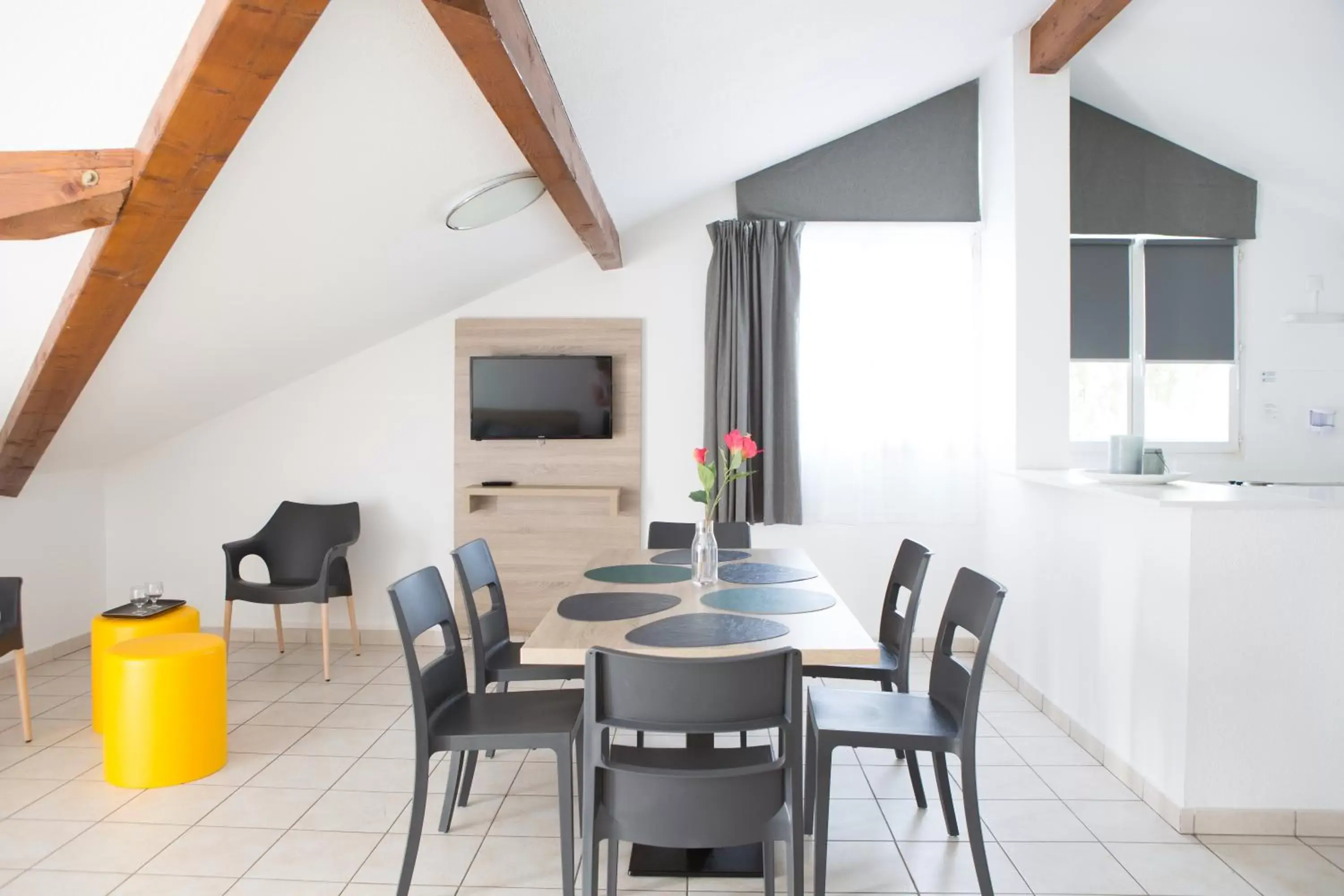 TV and multimedia, Dining Area in Zenitude Hôtel-Résidences La Versoix